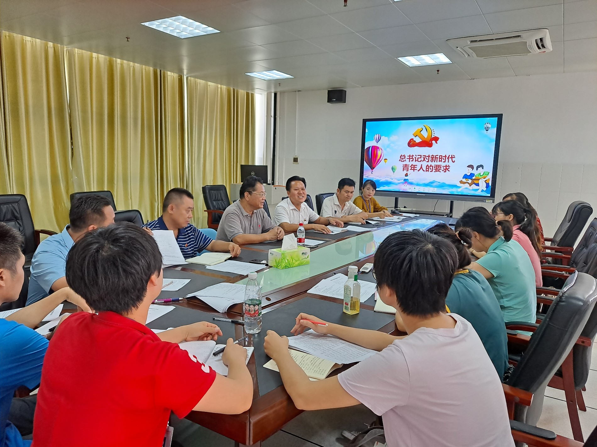 专题组织生活会现场.jpg 专题组织生活会现场.jpg