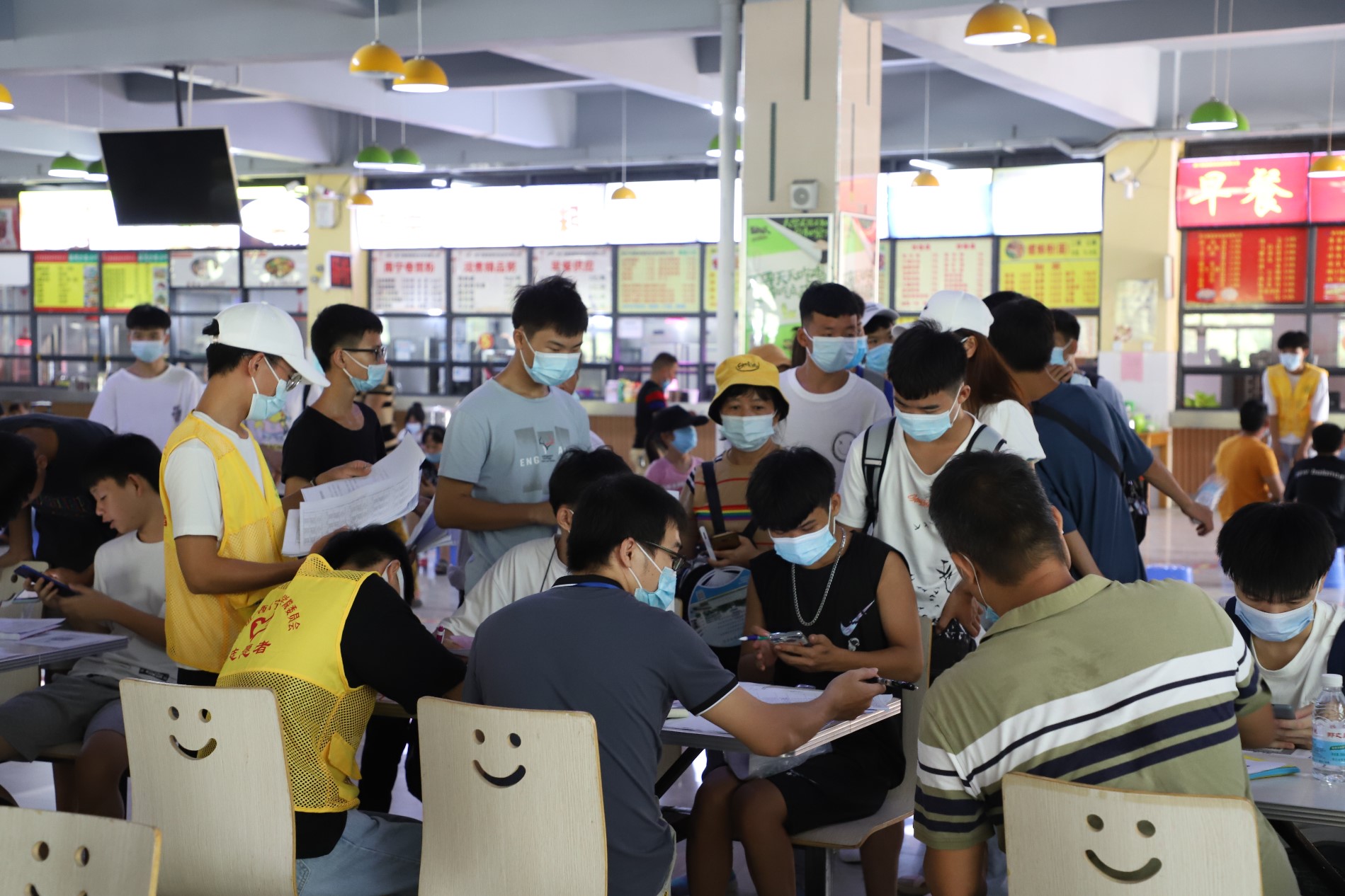 学生排队注册.JPG 学生排队注册.JPG