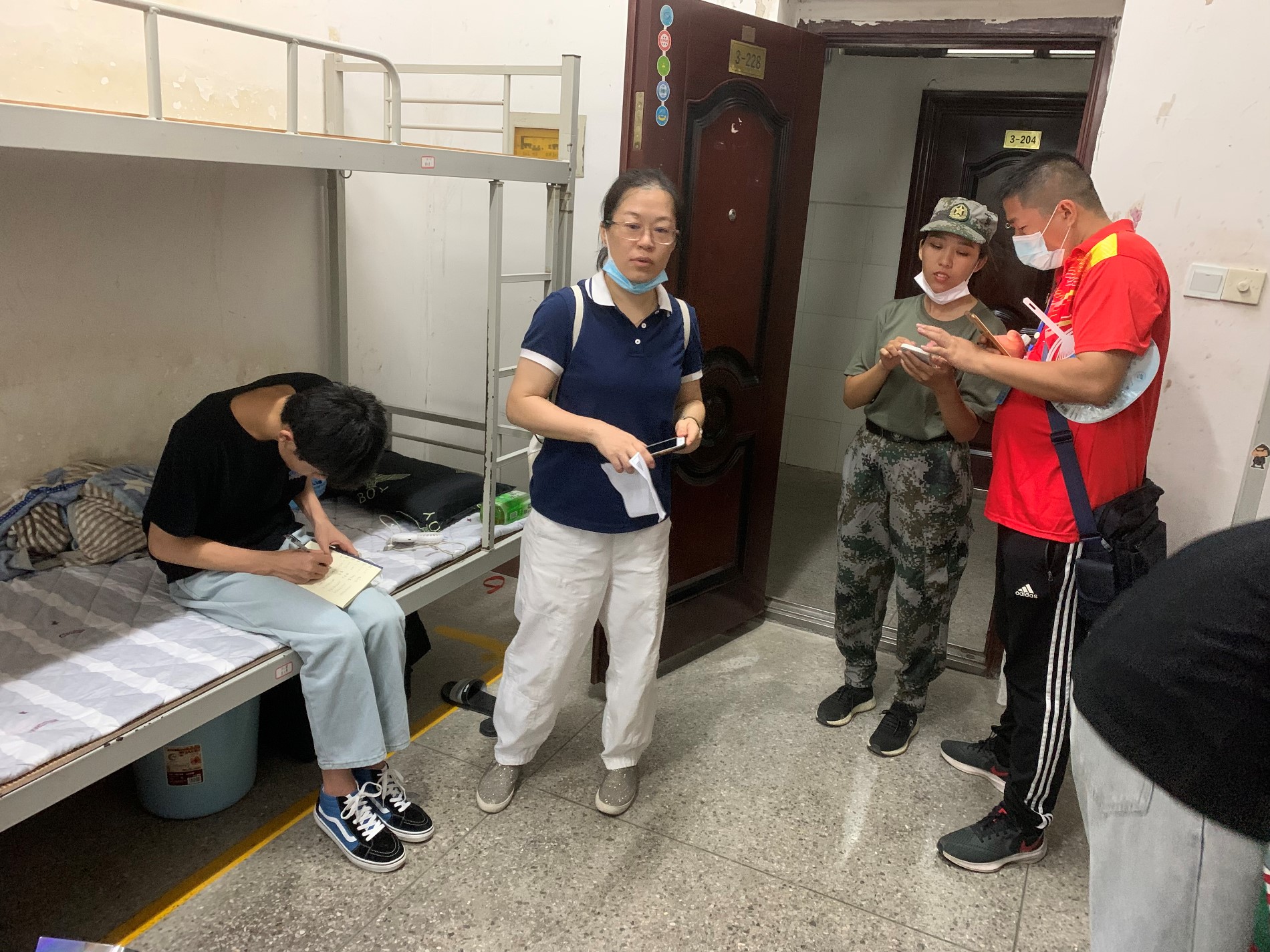 辅导员安排学生入住宿舍.jpg 辅导员安排学生入住宿舍.jpg