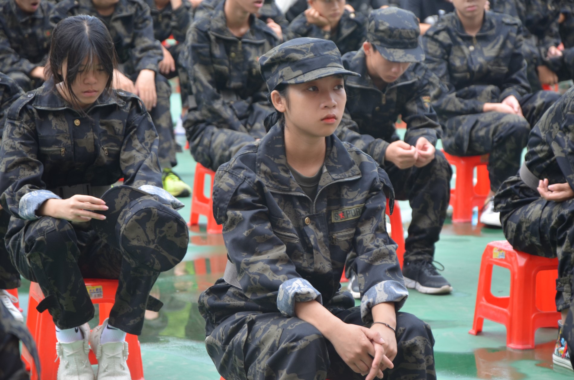 动员会上,新生认真听报告1.JPG 动员会上,新生认真听报告1.JPG