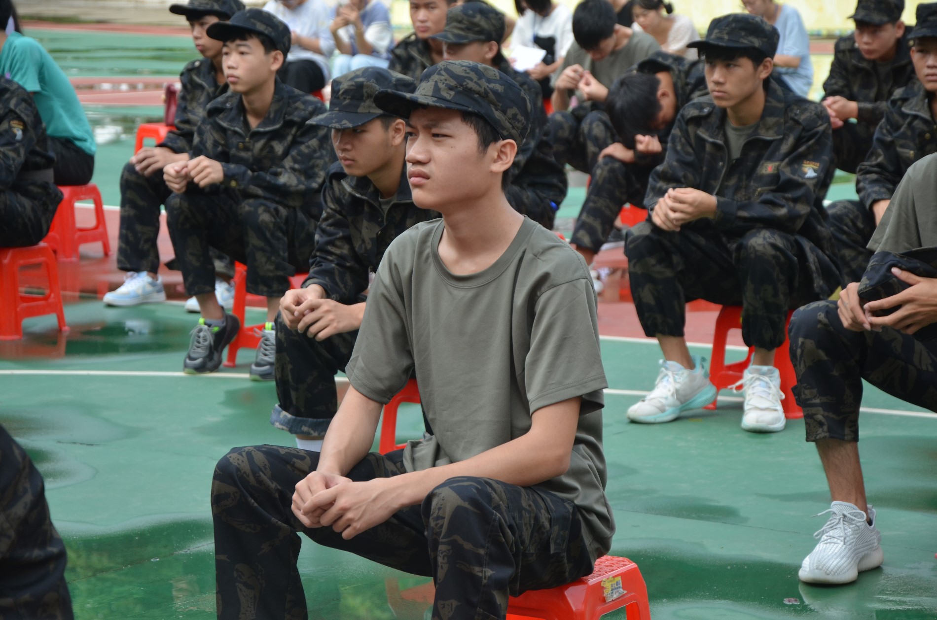 动员会上,新生认真听报告2.JPG 动员会上,新生认真听报告2.JPG