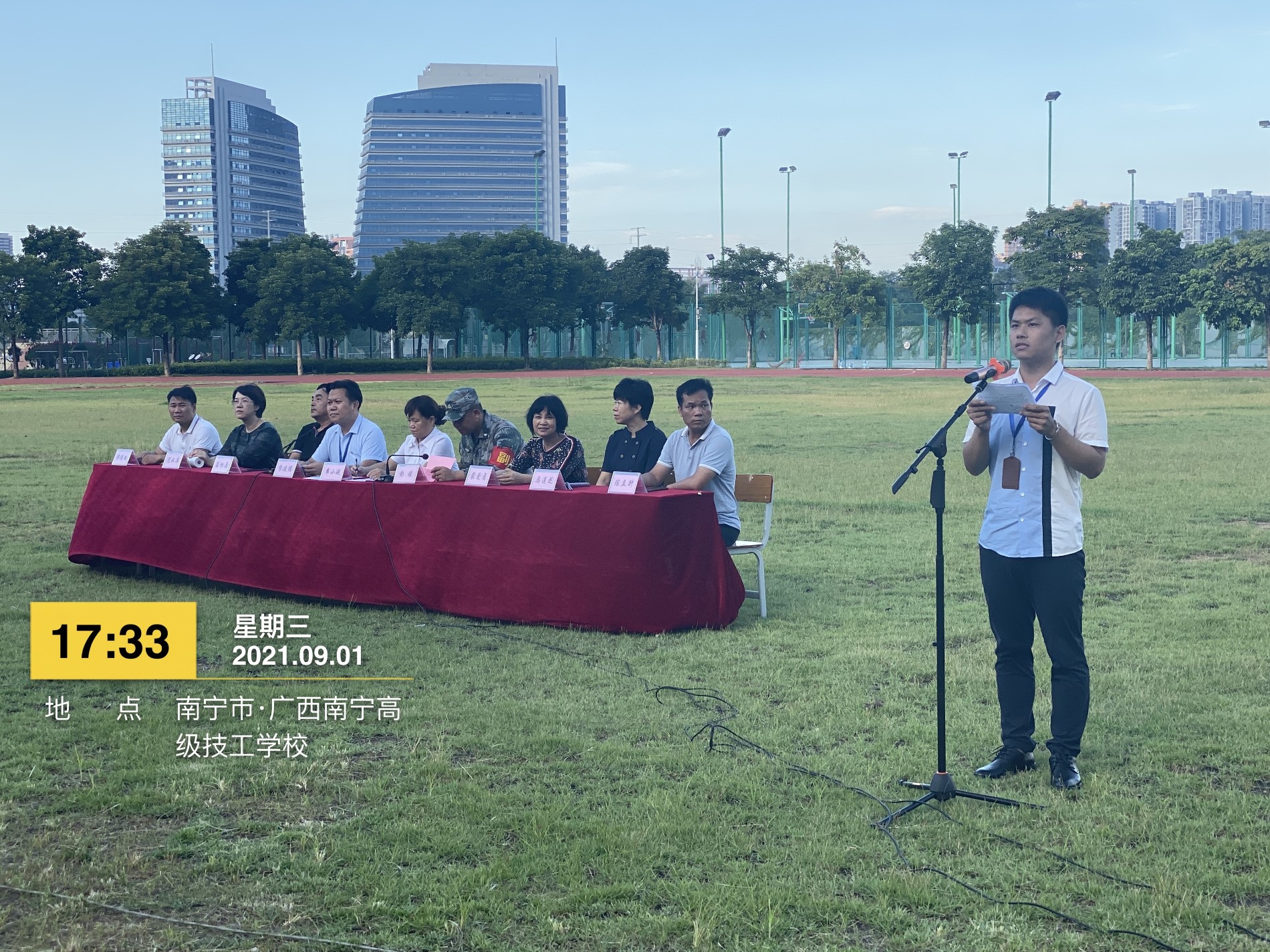 机电系张柏老师代表班主任讲话.JPG 机电系张柏老师代表班主任讲话.JPG