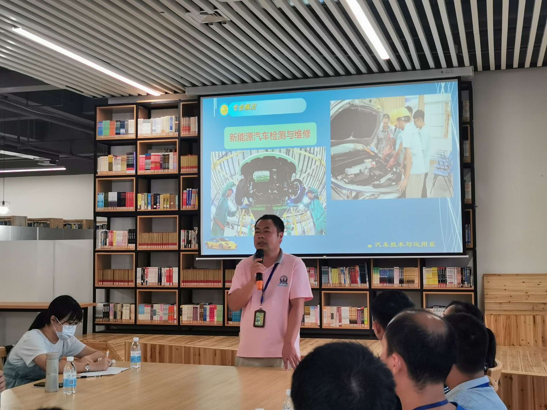 汽车系副主任莫心福主讲新能源汽车技术专业.jpg 汽车系副主任莫心福主讲新能源汽车技术专业.jpg