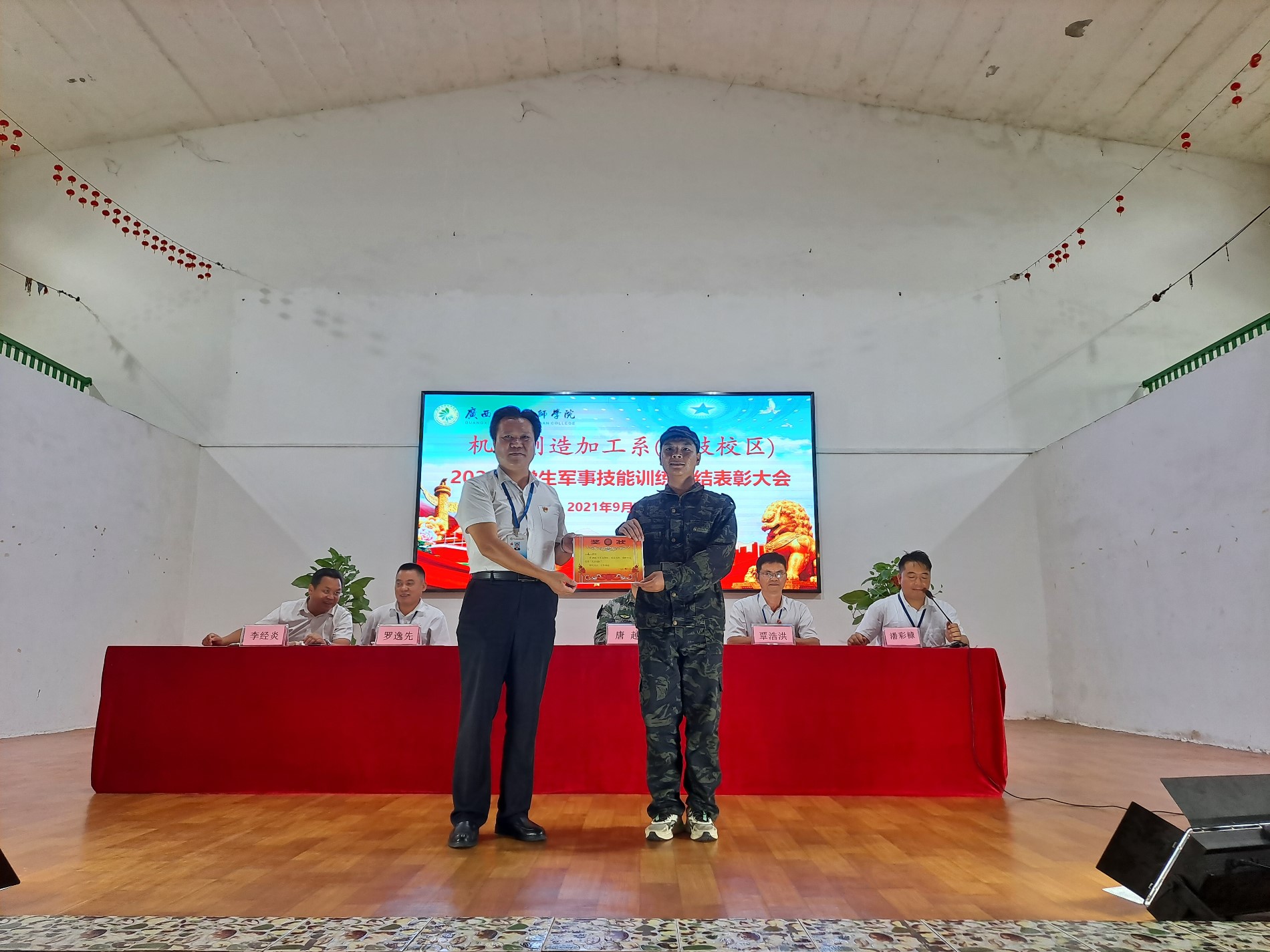 机械系党支部书记、主任李建德给新生颁奖.jpg 机械系党支部书记、主任李建德给新生颁奖.jpg