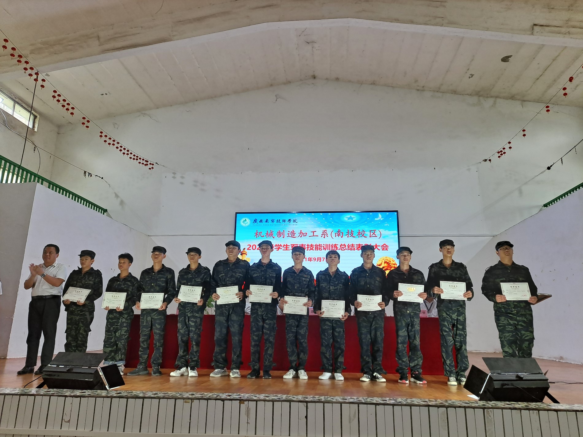机械系党支部支委委员李经炎给表现优异的学生颁奖.jpg 机械系党支部支委委员李经炎给表现优异的学生颁奖.jpg