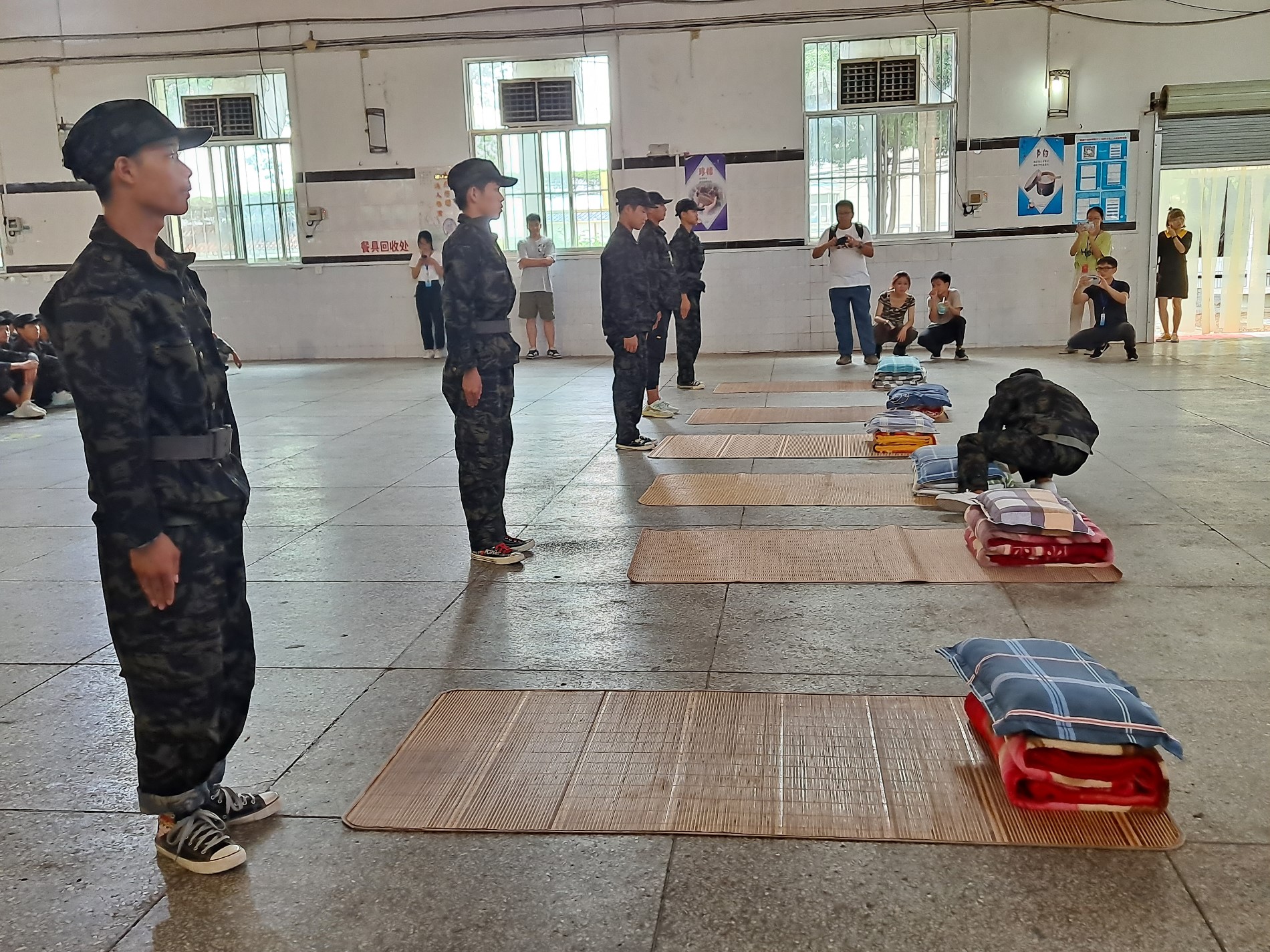 新生叠被子比赛.jpg 新生叠被子比赛.jpg