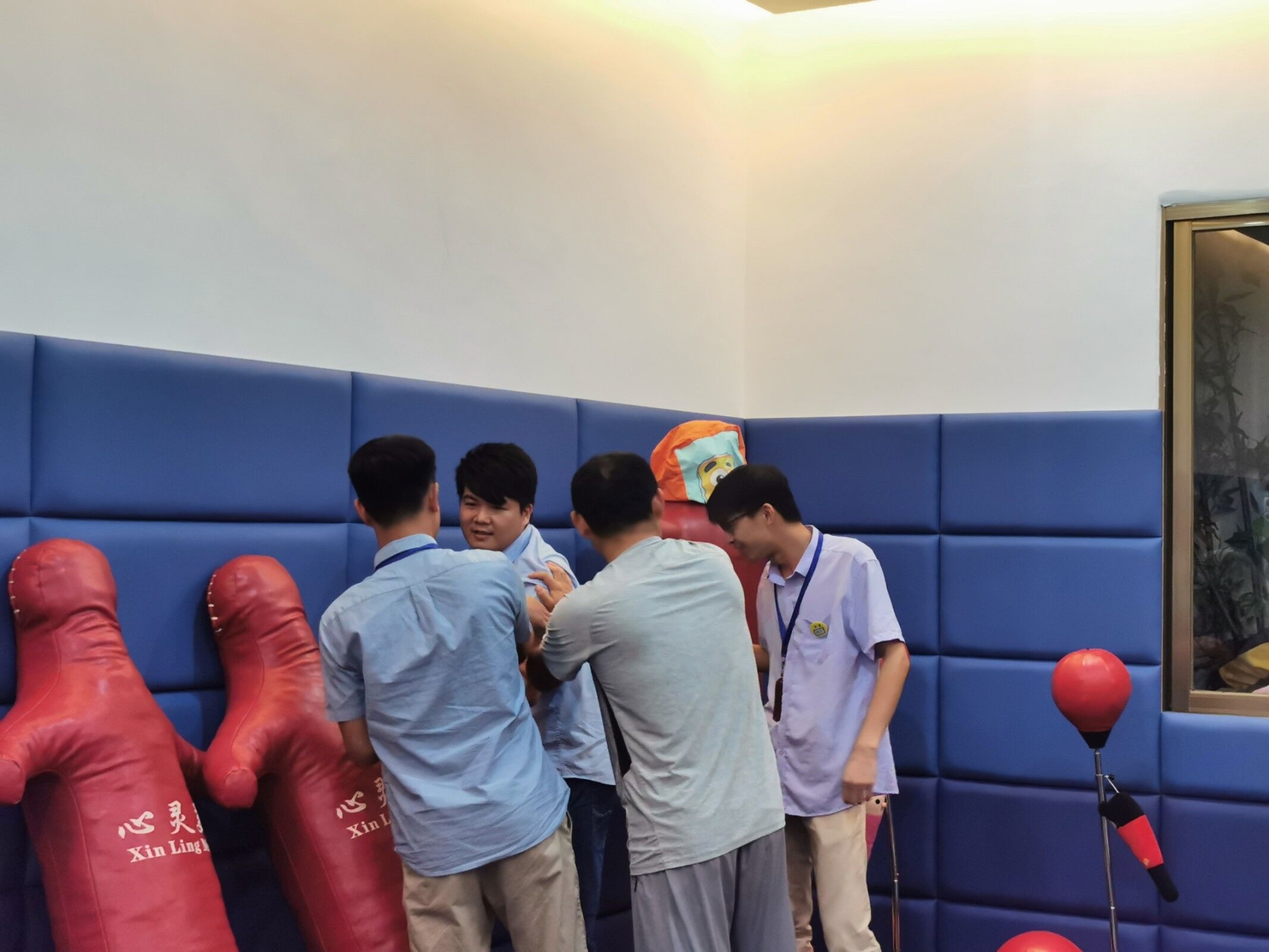 班主任们在进行心理健康教育案例演练.jpg 班主任们在进行心理健康教育案例演练.jpg