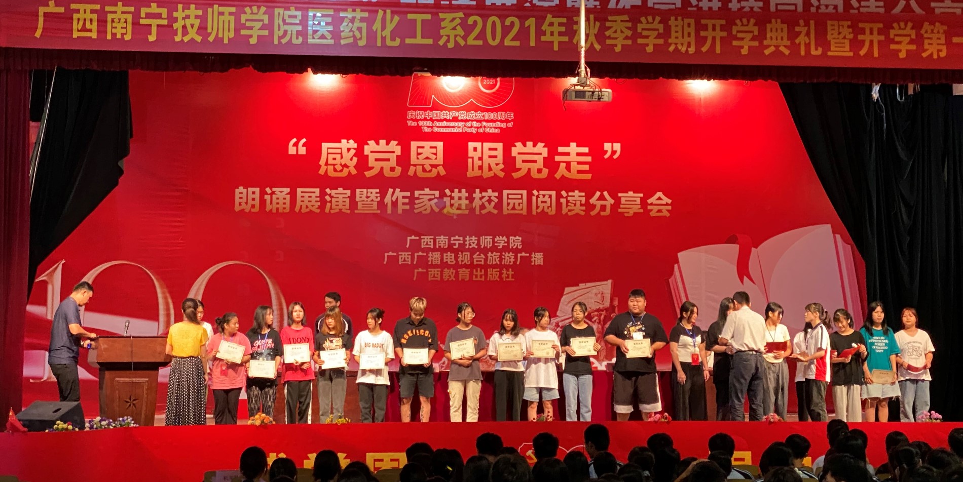 系领导为获奖学生颁发奖状2.jpg 系领导为获奖学生颁发奖状2.jpg