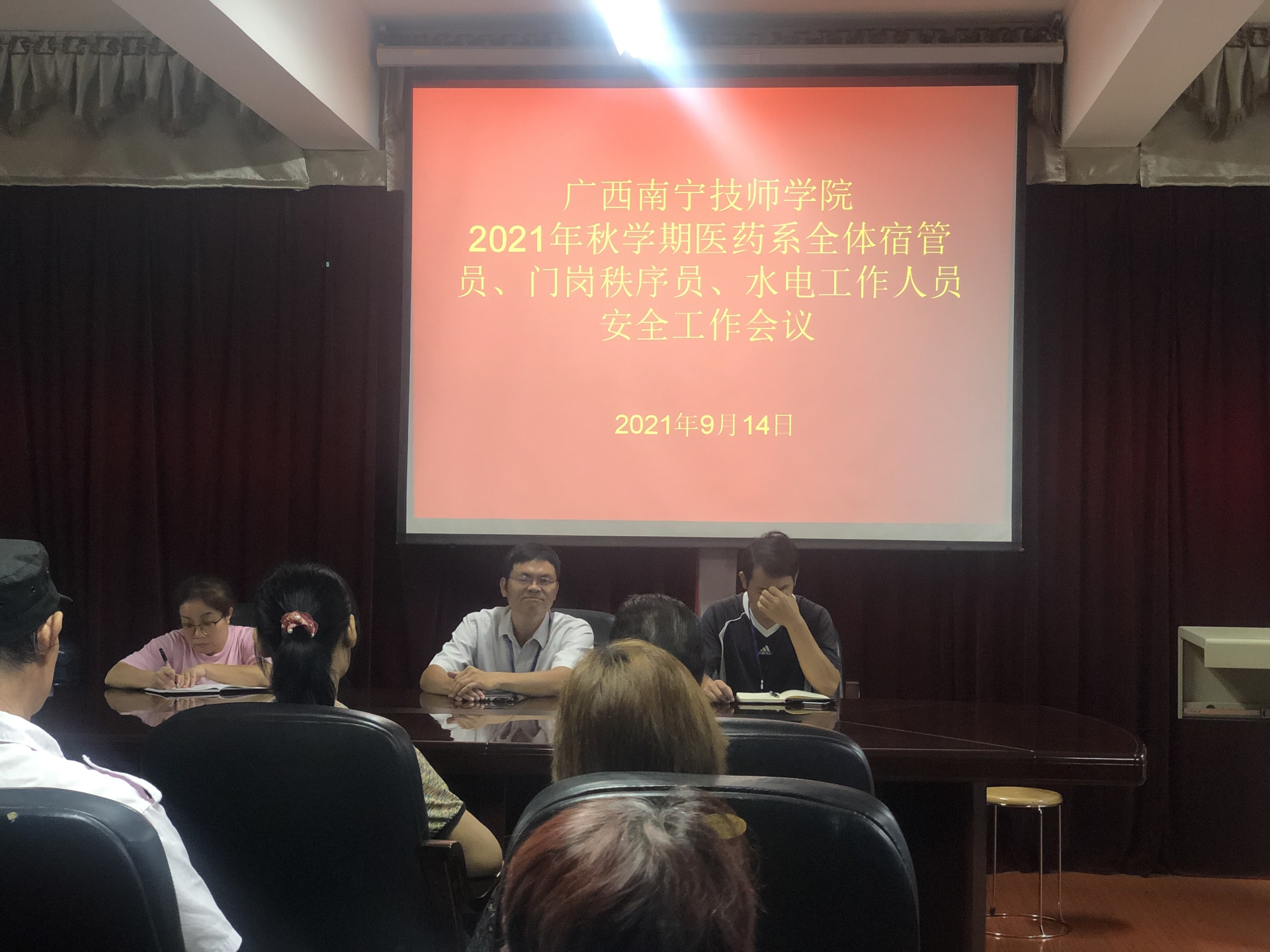 系副主任覃浩洪作总结讲话.png