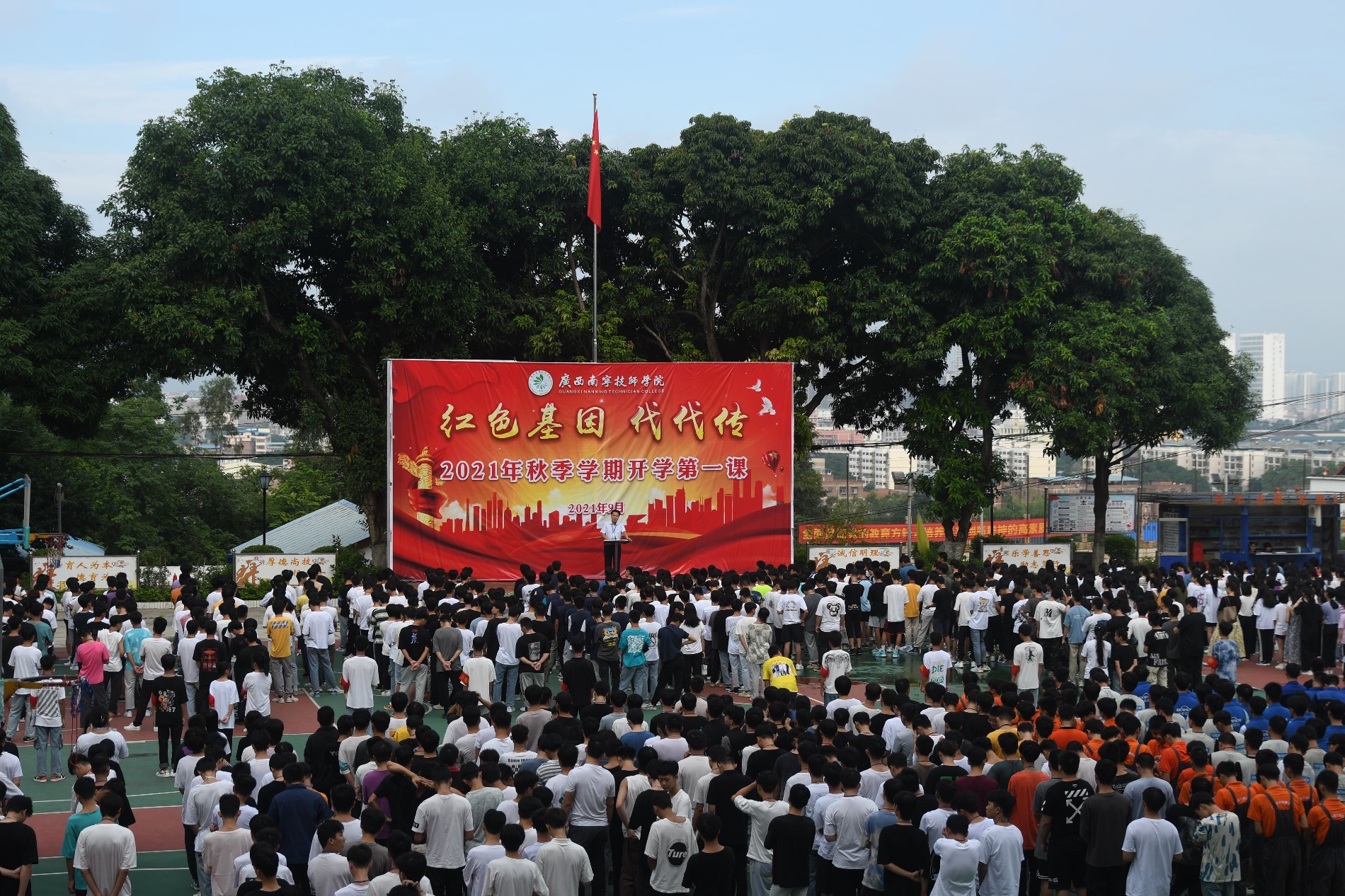 机械系党支部书记、主任李建德给全体同学上开学第一课.JPG 机械系党支部书记、主任李建德给全体同学上开学第一课.JPG