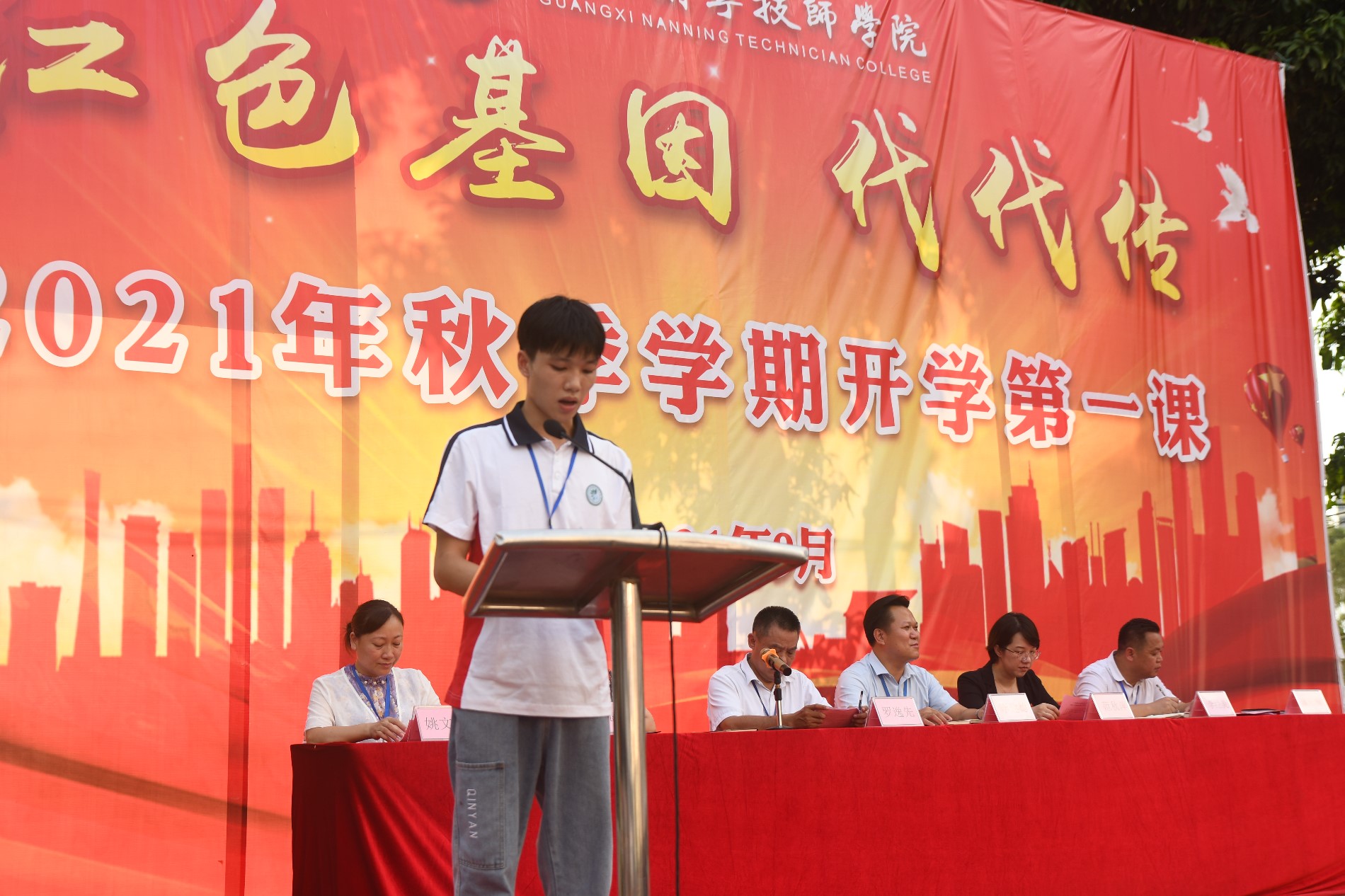 19高数3班陆像增同学发言.JPG 19高数3班陆像增同学发言.JPG