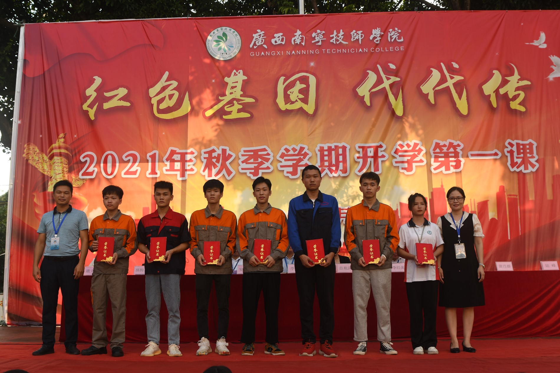 先进学生代表颁奖3.JPG 先进学生代表颁奖3.JPG