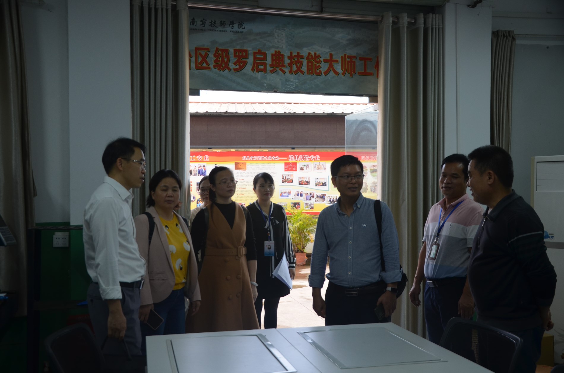 调研组参观罗启典大师工作室.JPG 调研组参观罗启典大师工作室.JPG