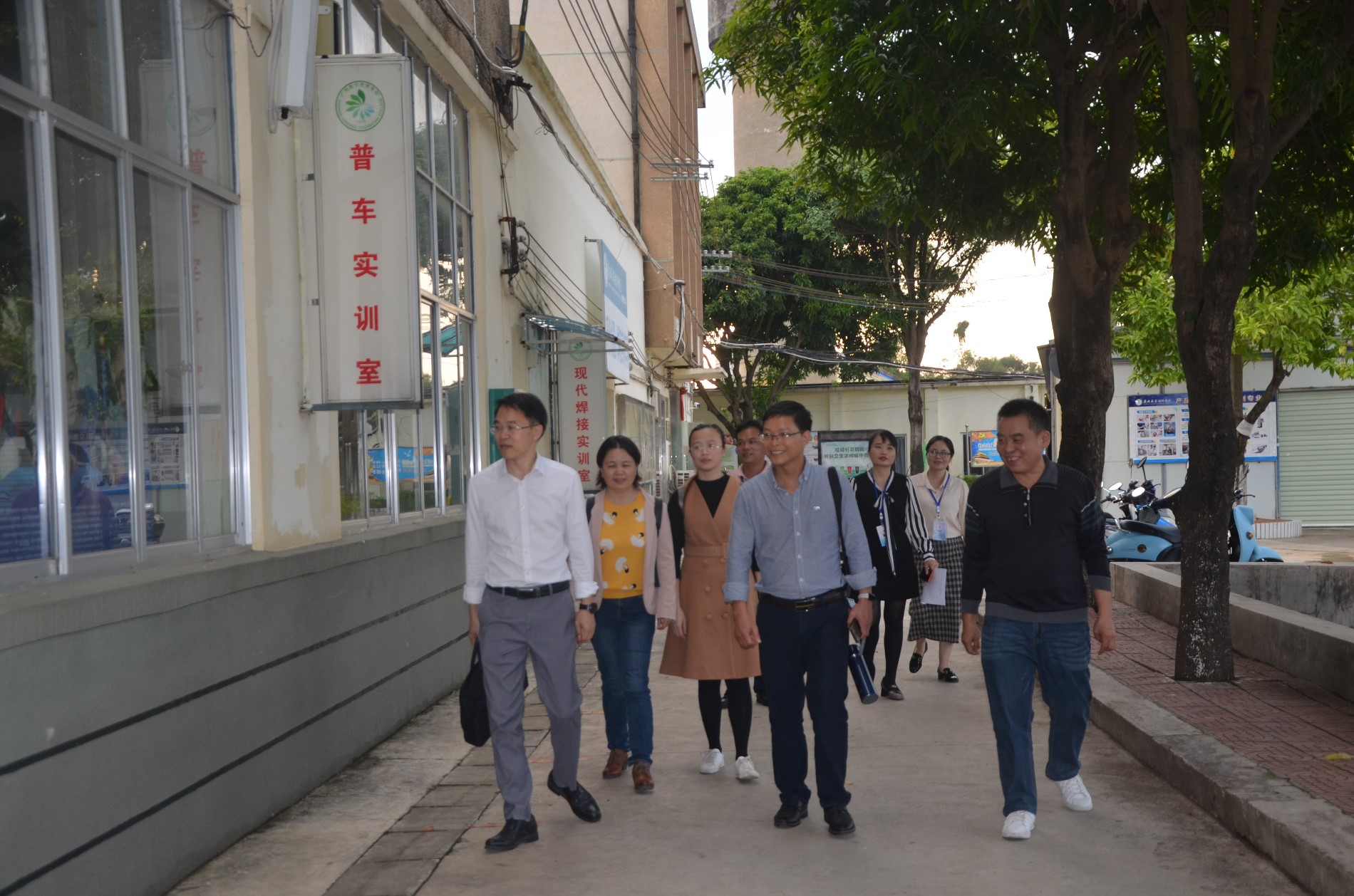 调研组参观实训车间5.JPG 调研组参观实训车间5.JPG