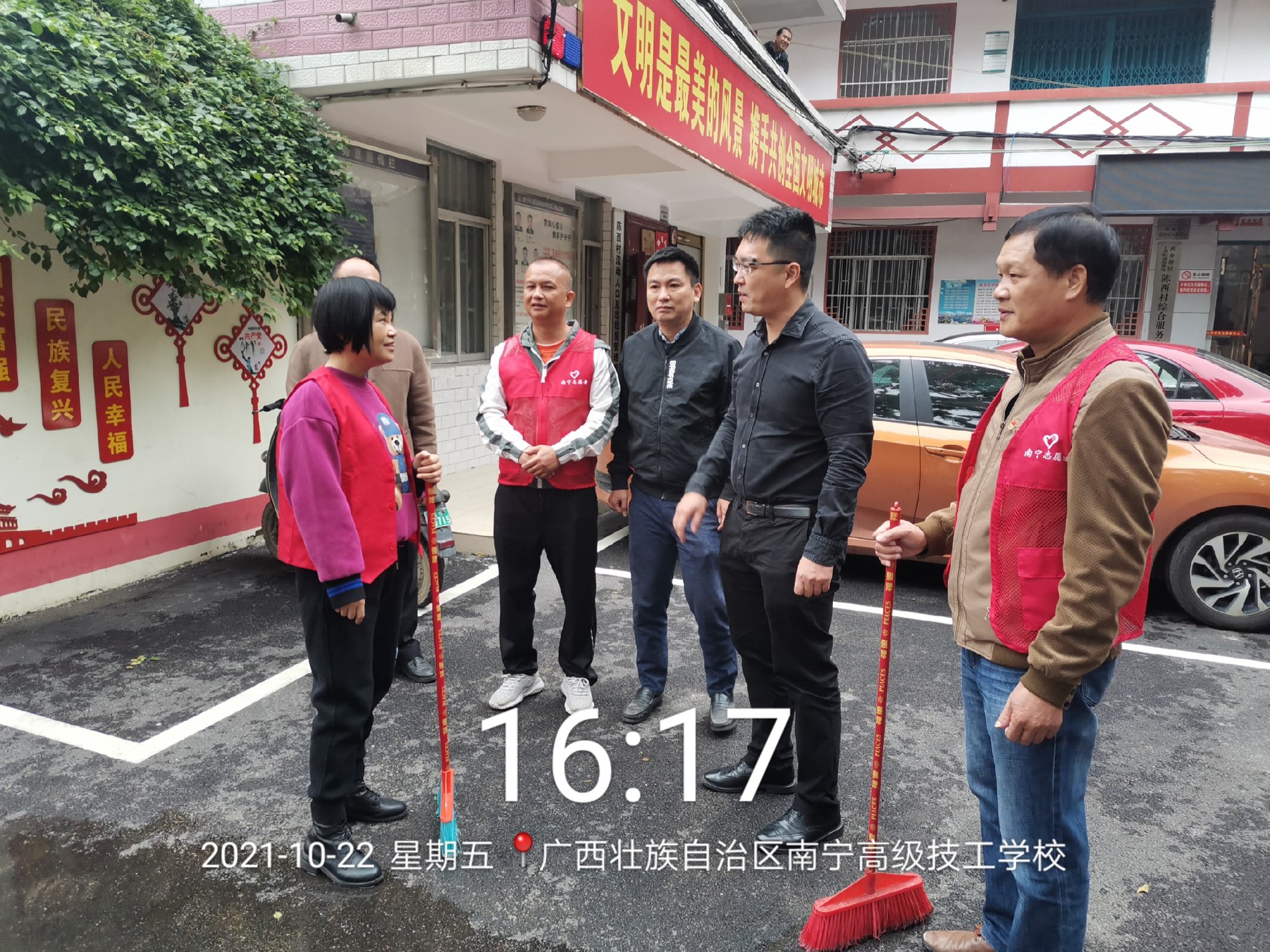 蒙爱贞书记与上尧街道办领导商量工作任务安排.jpg