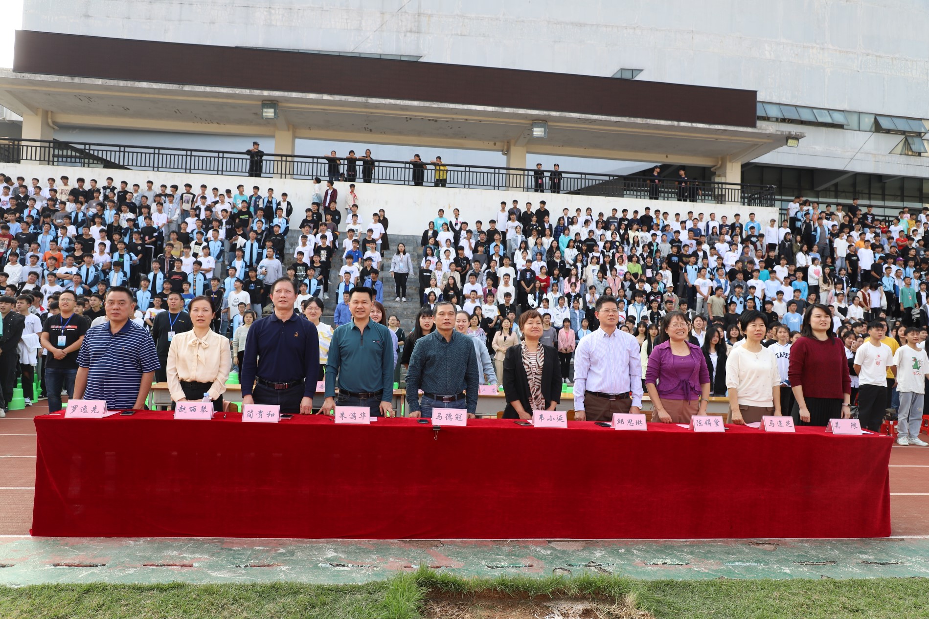 学院党委书记马德冠、副院长韦小延参加活动.JPG
