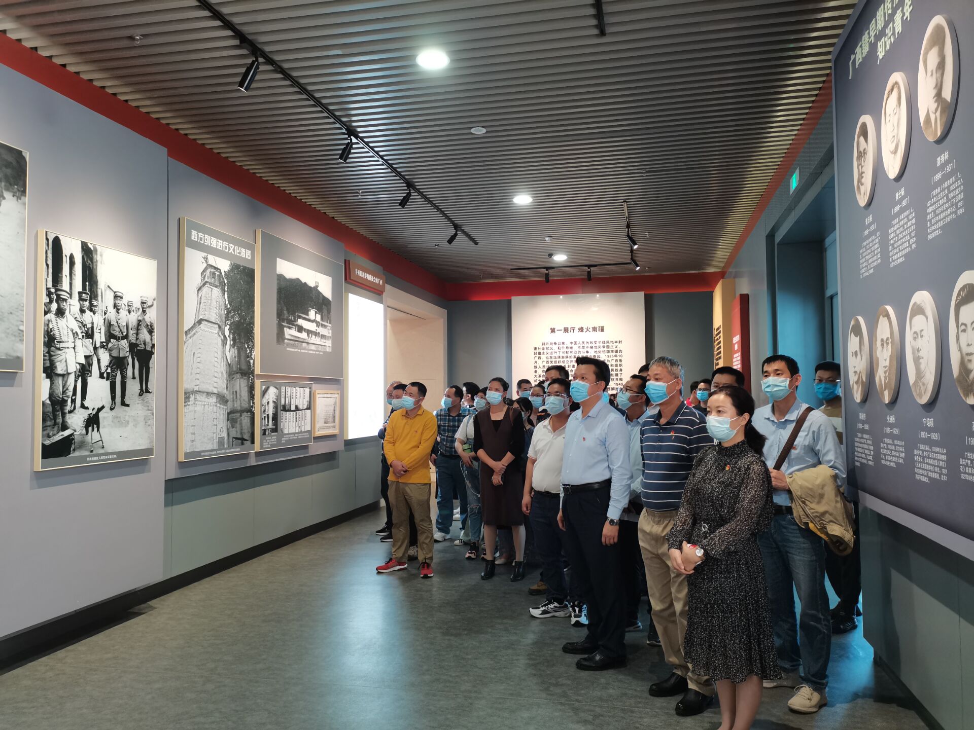 教师参观展览.jpg 教师参观展览.jpg
