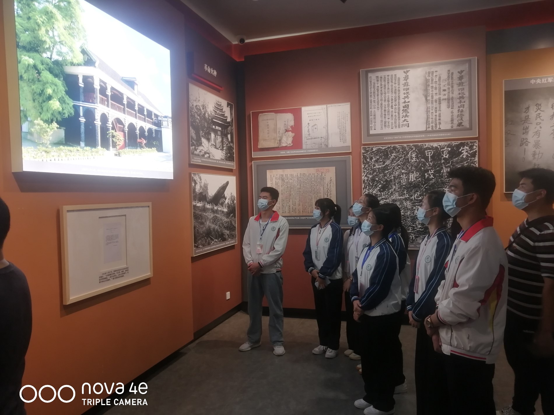 团员代表参观展览.jpg 团员代表参观展览.jpg