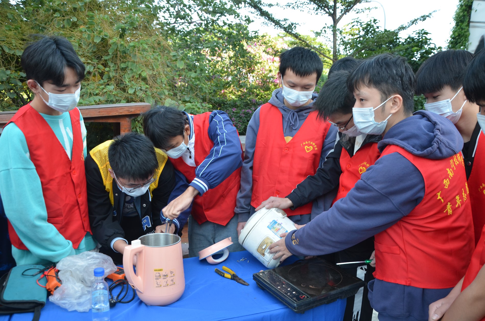 学生家电维修.JPG 学生家电维修.JPG
