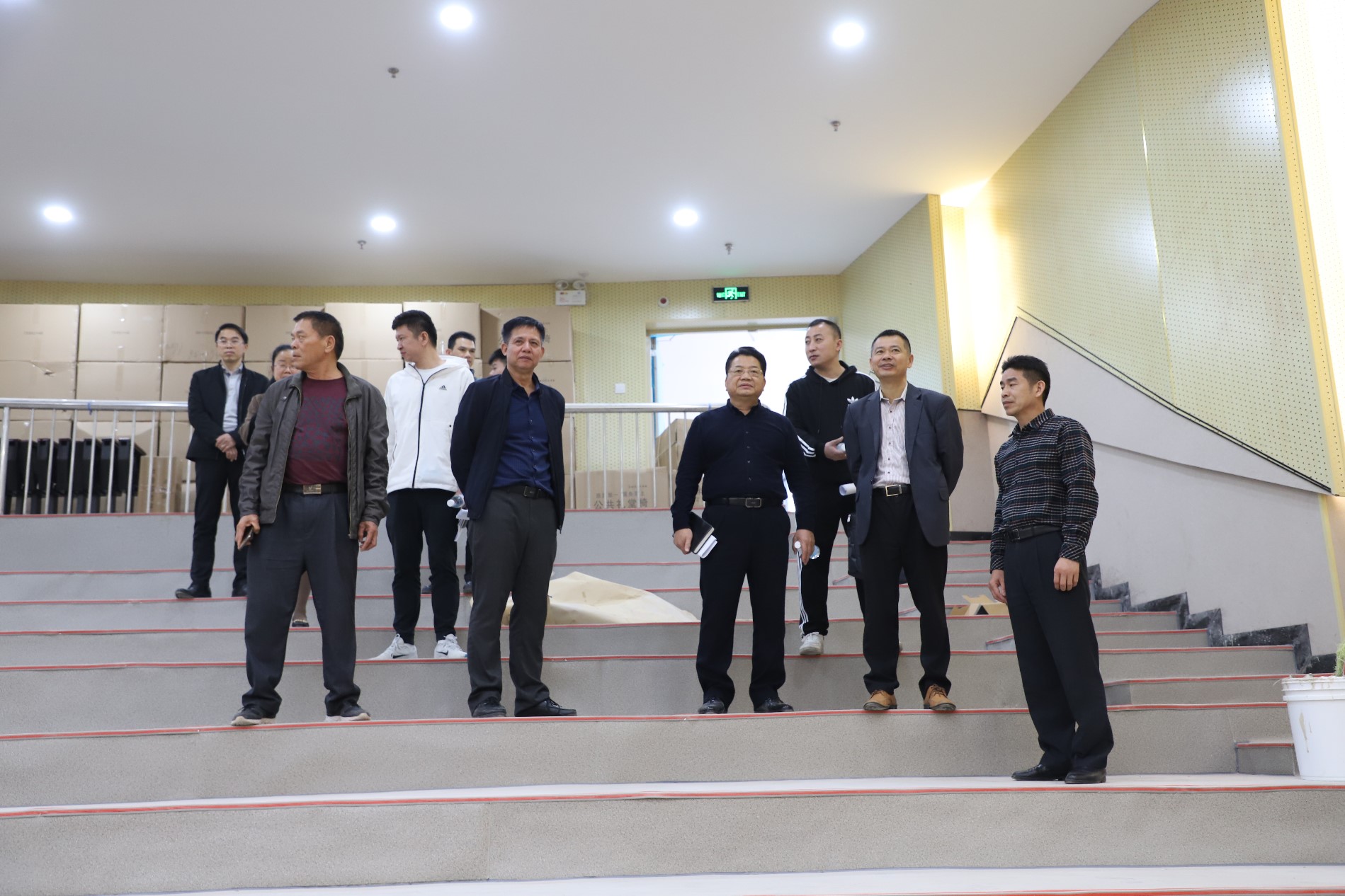 调研组对场地进行考察.JPG 调研组对场地进行考察.JPG
