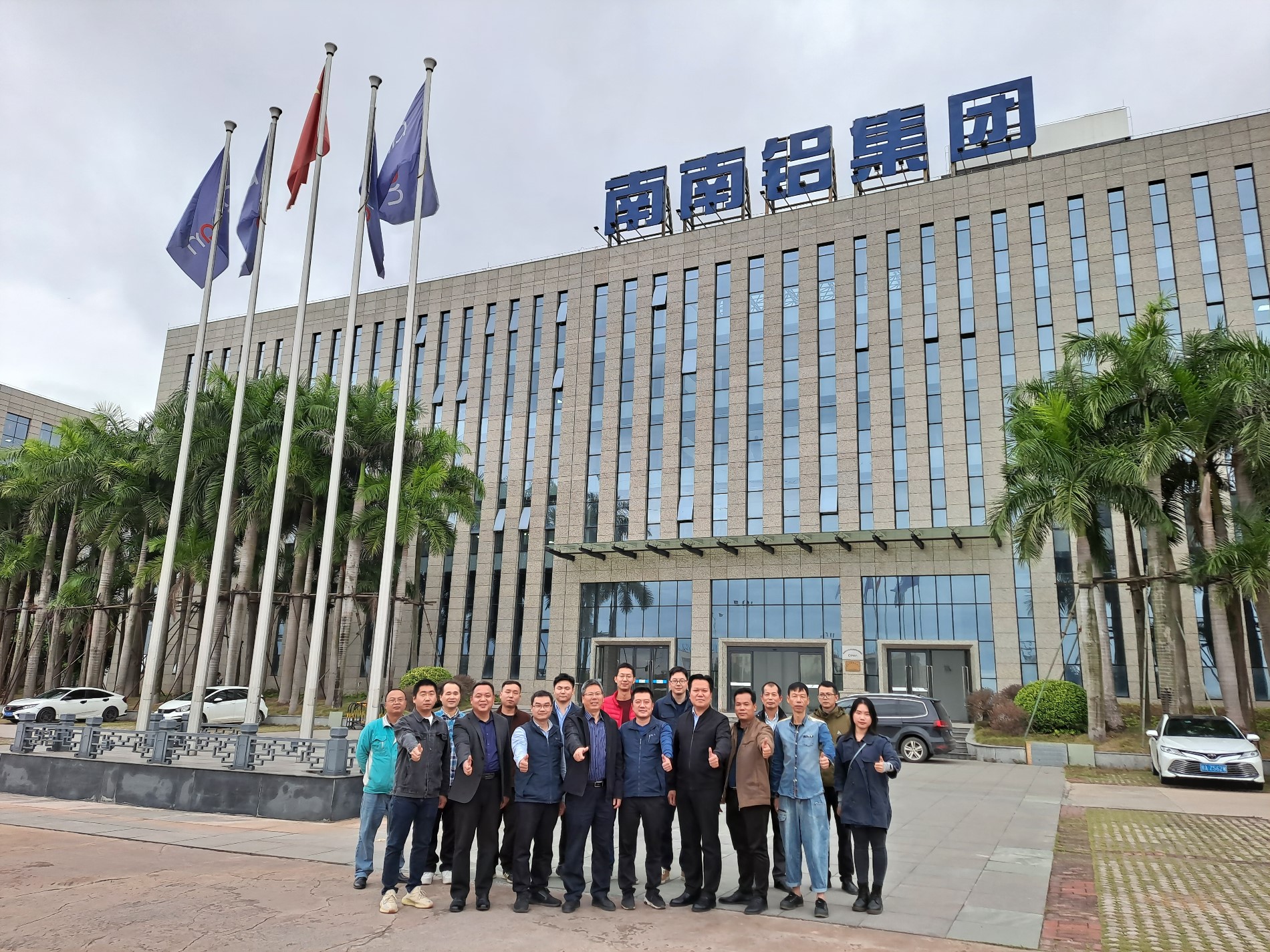与企业领导代表合影.jpg