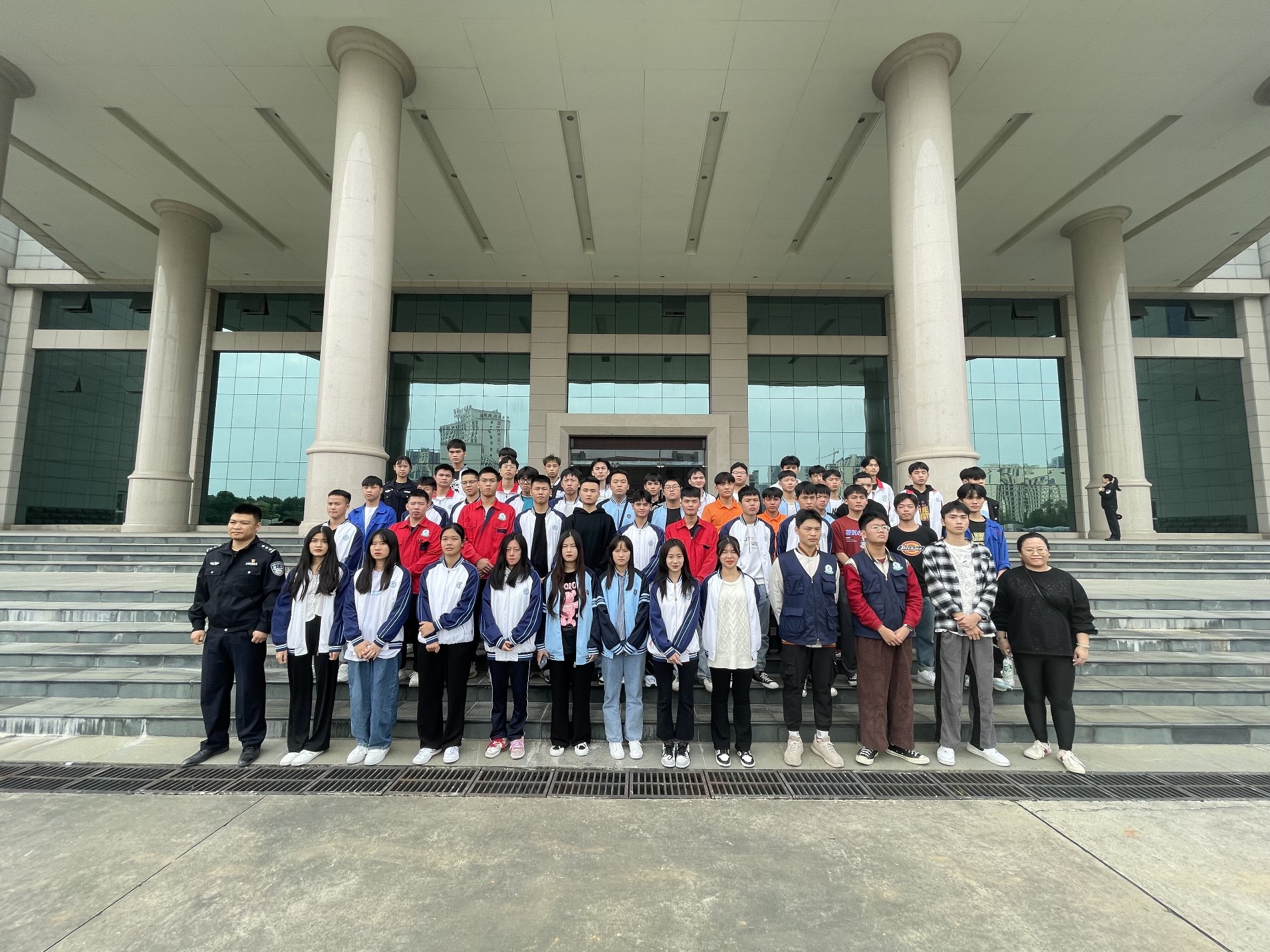 机械制造加工系学生到南宁警察博物馆参观合影.jpg 机械制造加工系学生到南宁警察博物馆参观合影.jpg