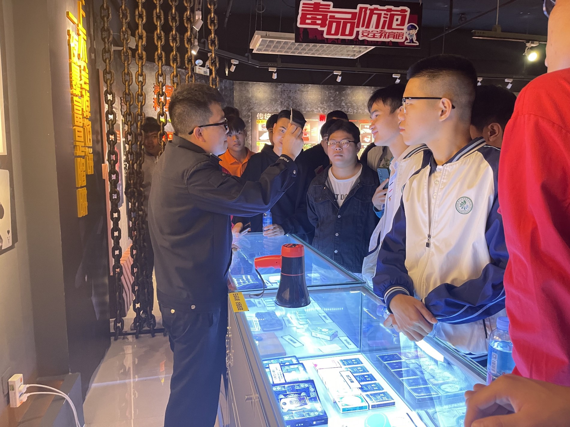 学生在毒品防范展厅参观.jpg 学生在毒品防范展厅参观.jpg