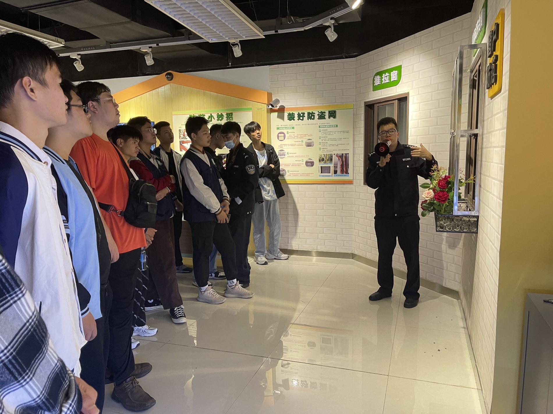 学生在居家安全展厅参观.jpg 学生在居家安全展厅参观.jpg