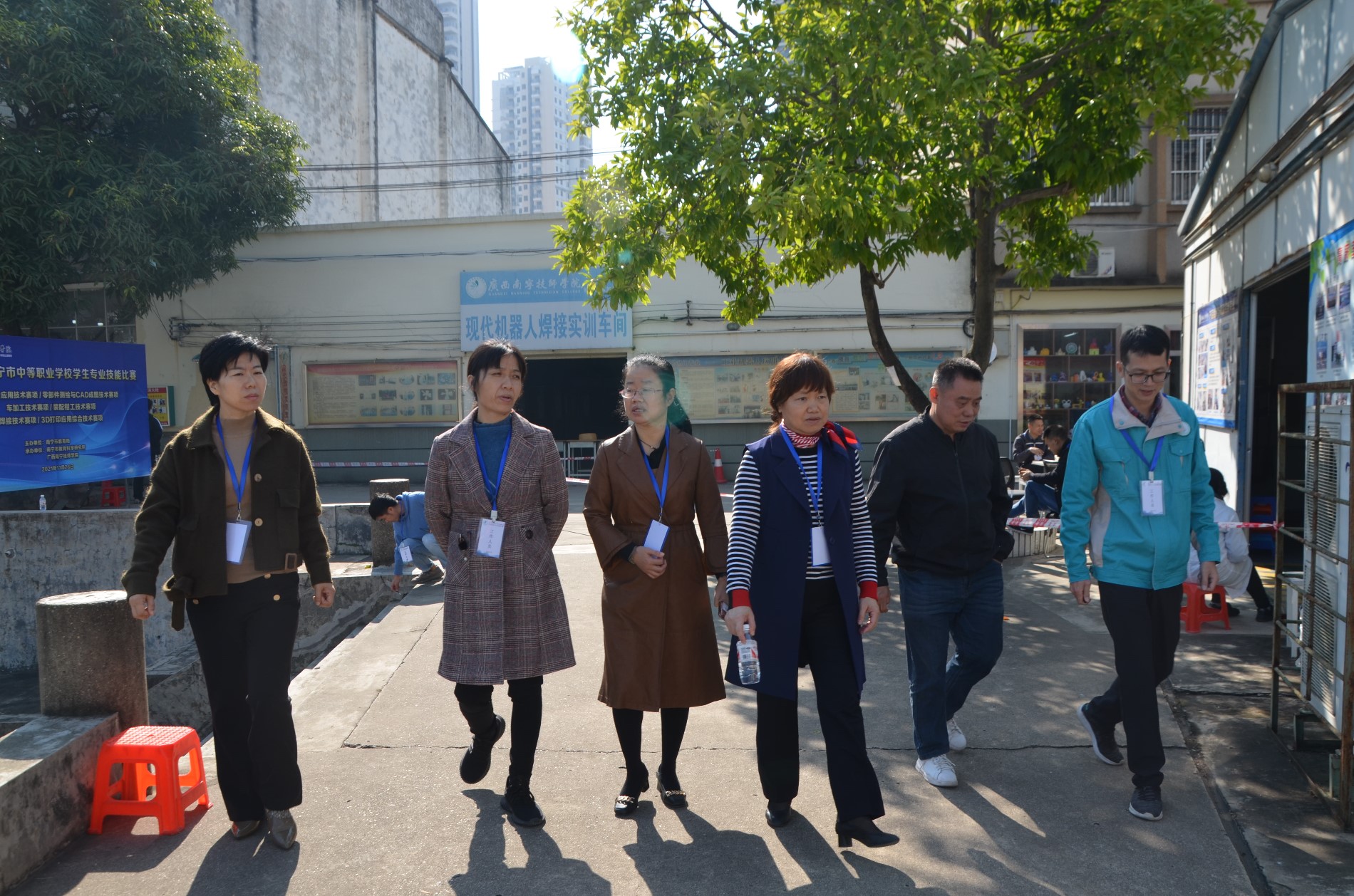 学院副院长韦小延等一行到赛场指导工作.JPG 学院副院长韦小延等一行到赛场指导工作.JPG