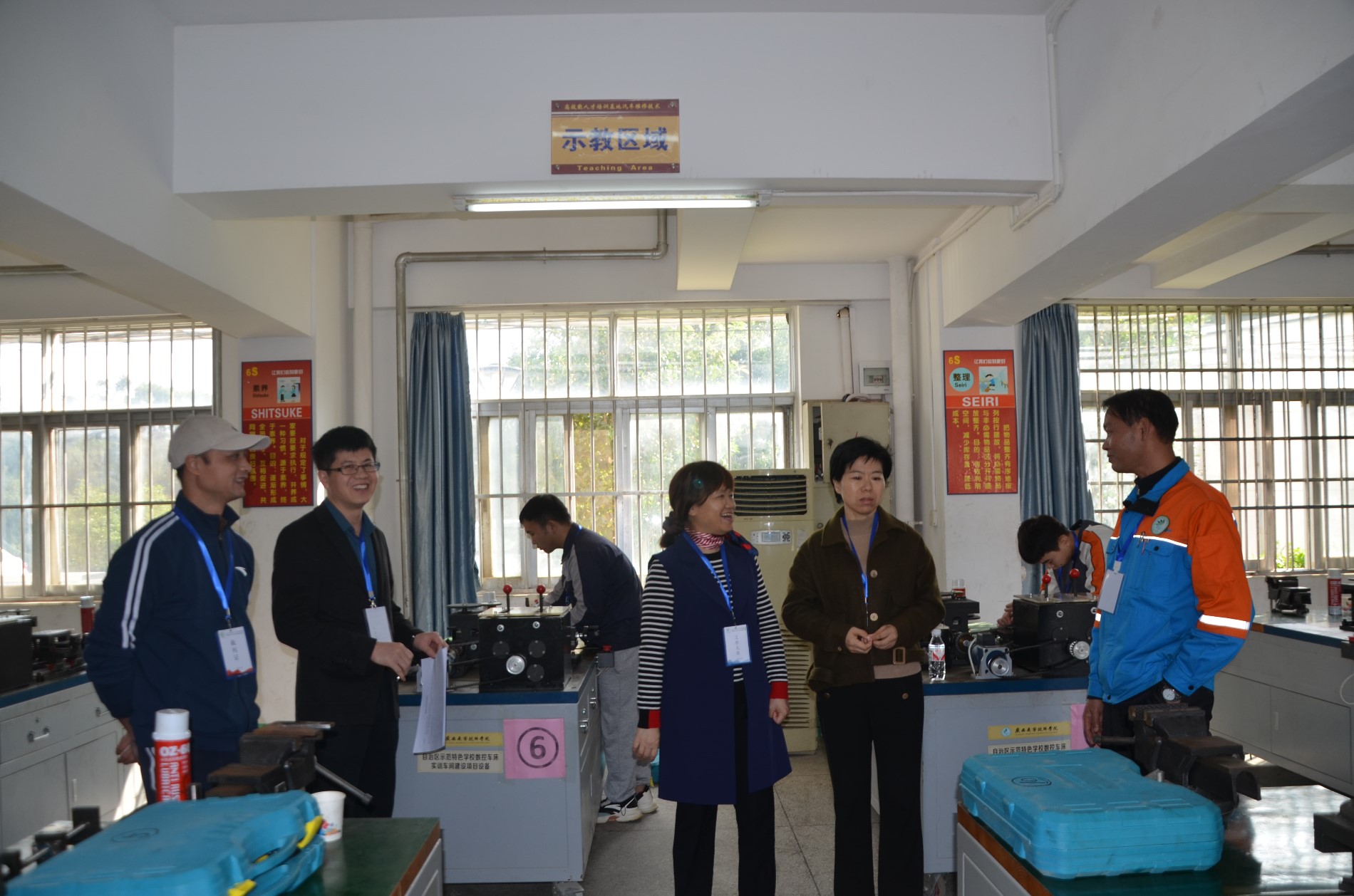 学院副院长韦小延等一行到赛场指导工作1.JPG 学院副院长韦小延等一行到赛场指导工作1.JPG