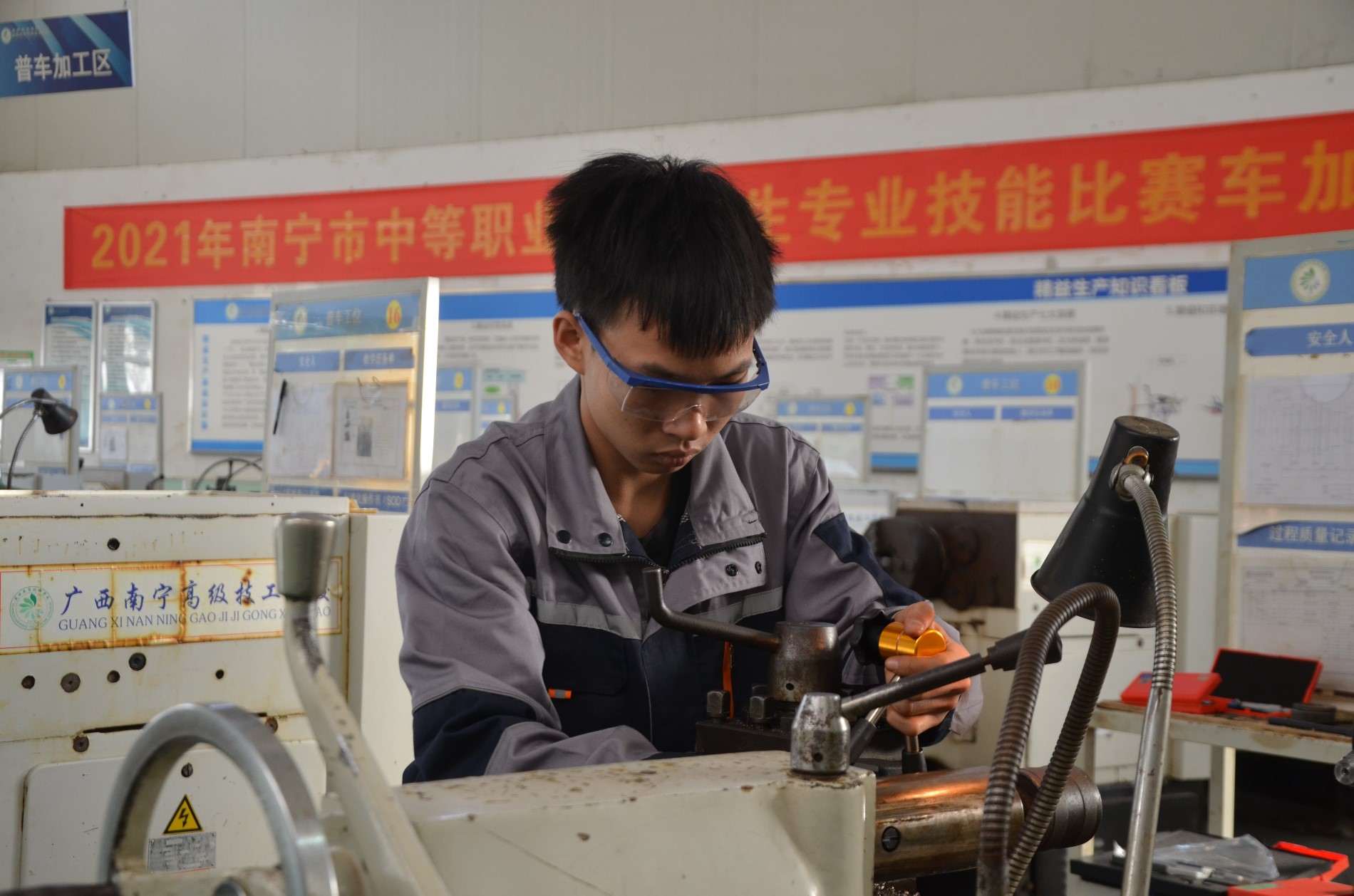 参赛选手操作机床1.JPG 参赛选手操作机床1.JPG