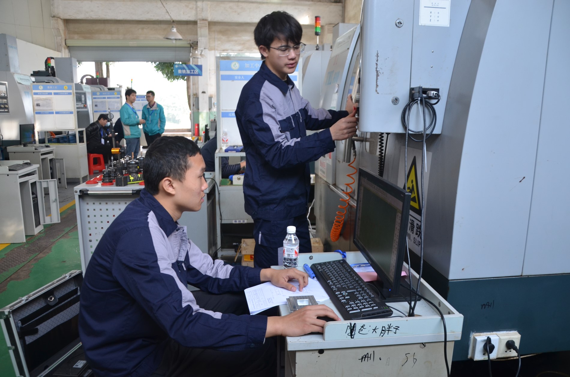 参赛选手操作机床2.JPG 参赛选手操作机床2.JPG