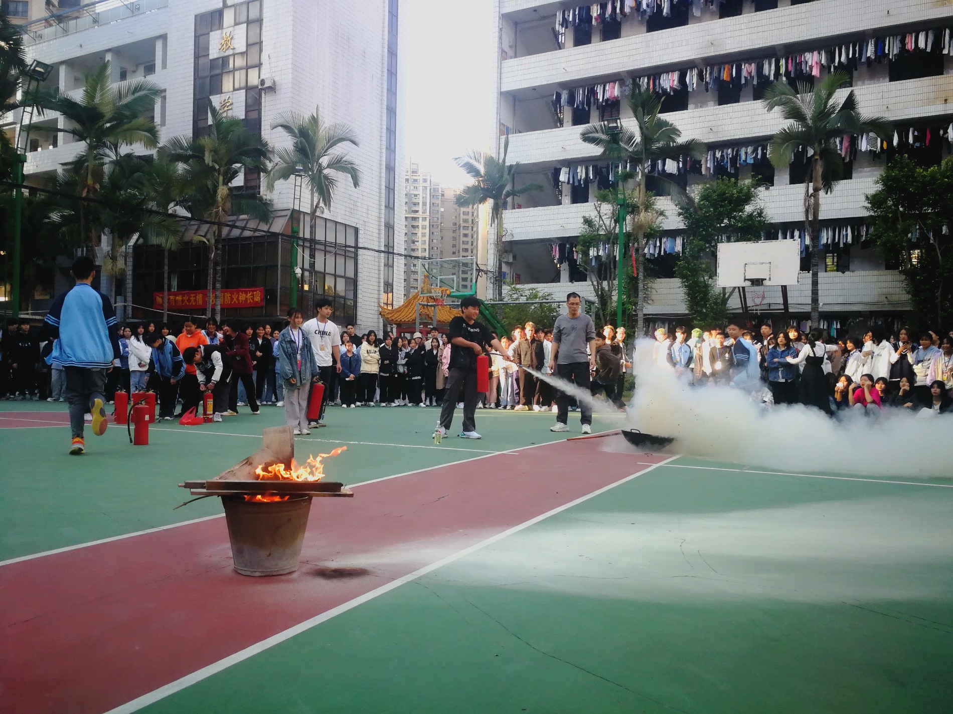 学生尝试使用灭火器进行灭火.jpg 学生尝试使用灭火器进行灭火.jpg