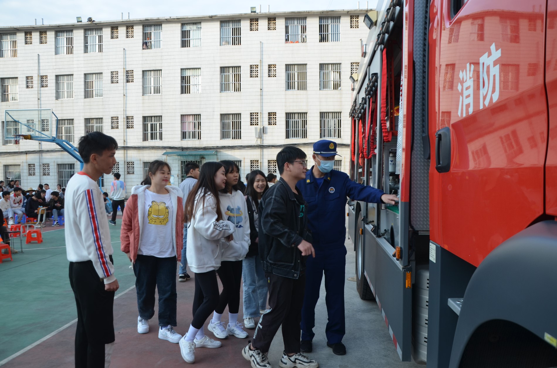 组织学生参观消防车等应急设备(图1).JPG 组织学生参观消防车等应急设备(图1).JPG