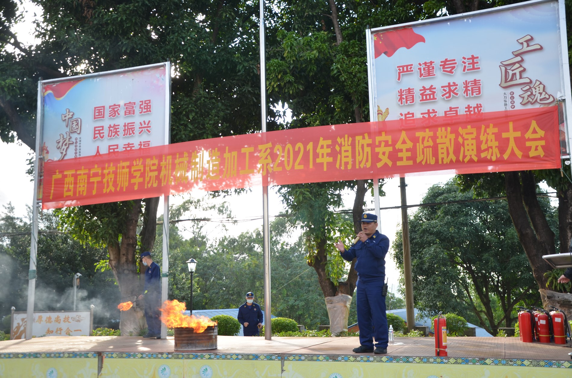 马基祥教官讲解注意事项与灭火器的使用方法.JPG 马基祥教官讲解注意事项与灭火器的使用方法.JPG