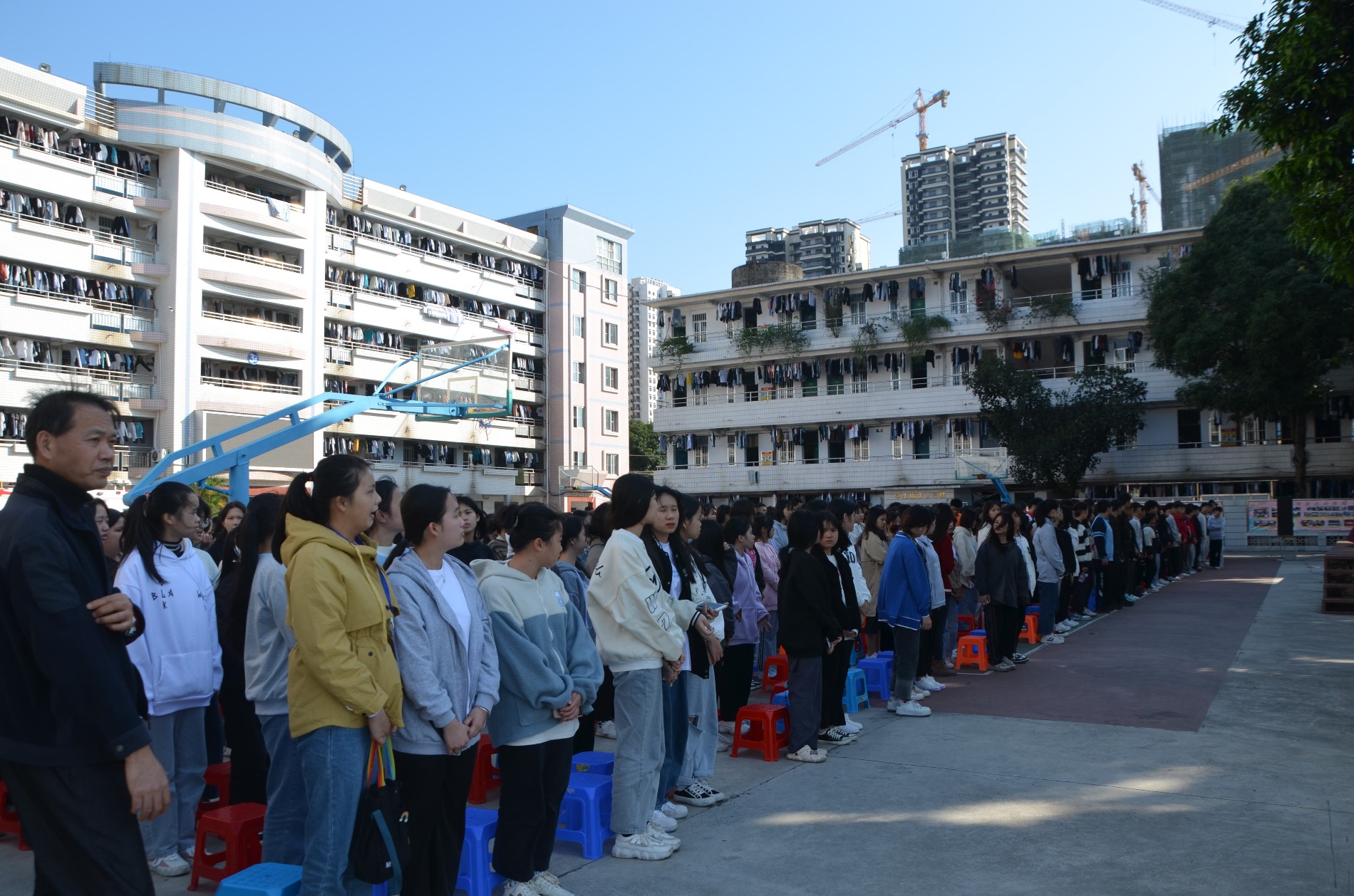 演练撤离至指定位置集合考勤.JPG 演练撤离至指定位置集合考勤.JPG