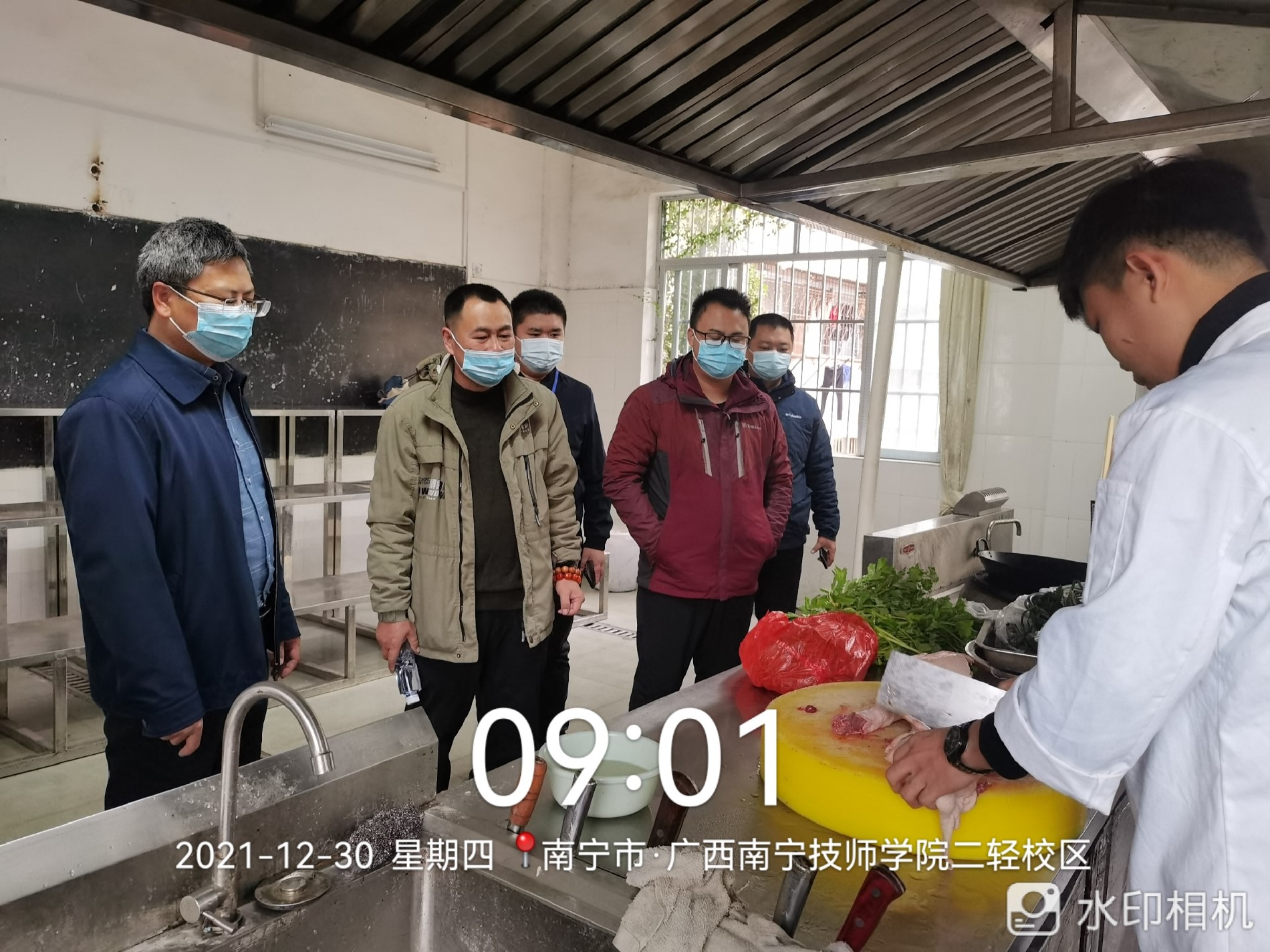 参观民族烹饪实训室.jpeg