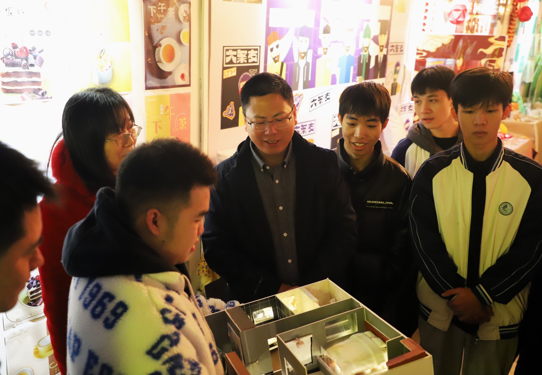 伍副院长了解室内设计学生作品.JPG 伍副院长了解室内设计学生作品.JPG
