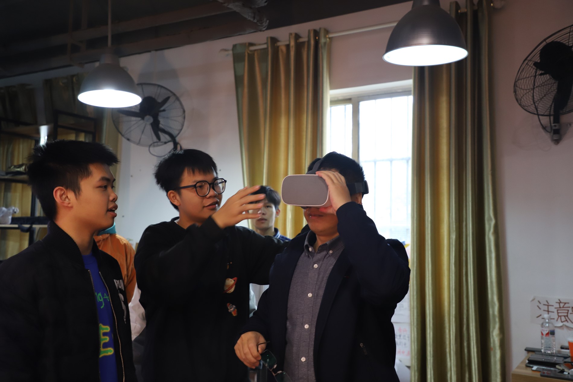 伍副院长体验VR场景互动.JPG 伍副院长体验VR场景互动.JPG