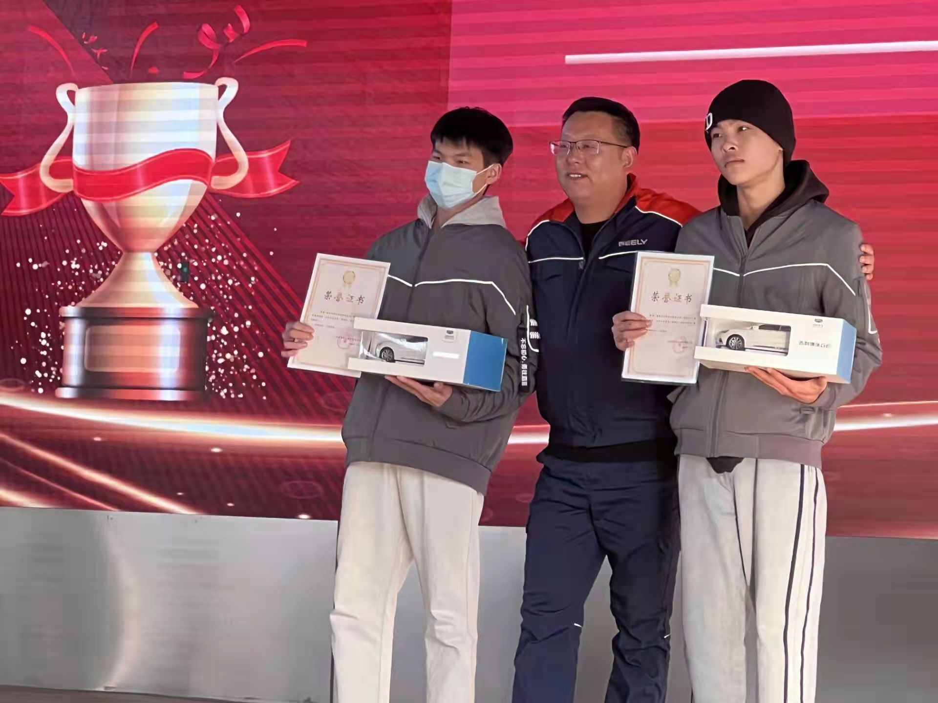 获得技能比赛奖项的同学.jpg 获得技能比赛奖项的同学.jpg