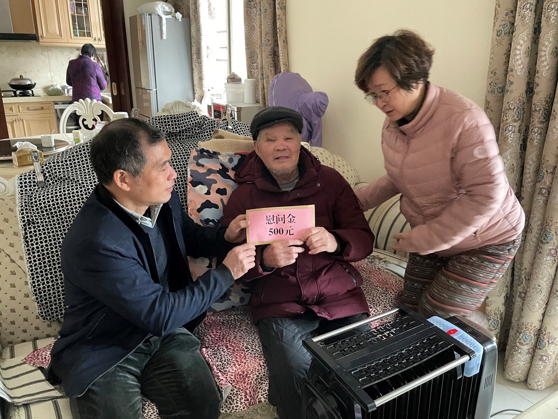学院党委书记马德冠慰问给困难党员送上慰问金.JPG 学院党委书记马德冠慰问给困难党员送上慰问金.JPG
