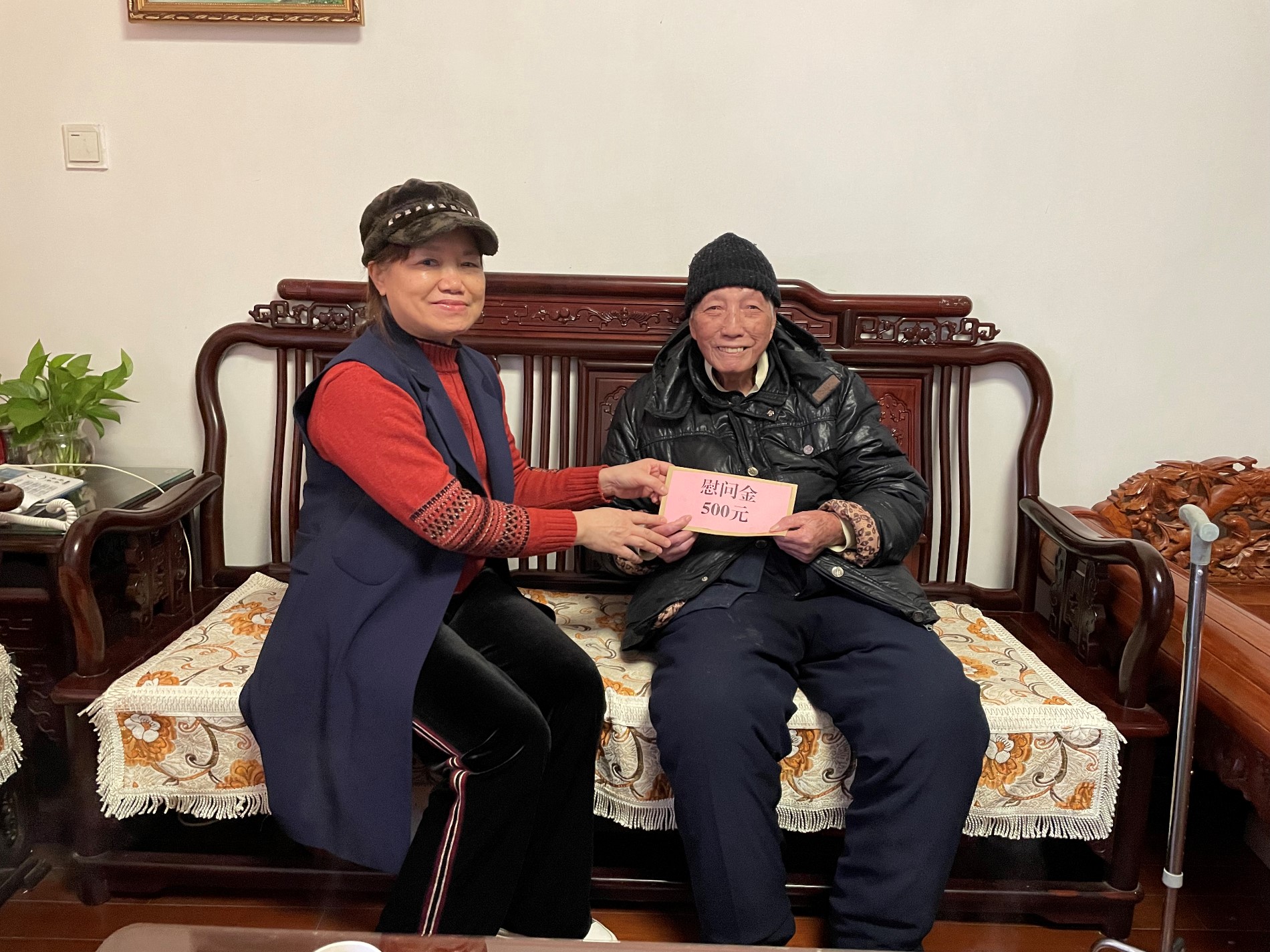 学院副院长韦小延慰问老党员.JPG 学院副院长韦小延慰问老党员.JPG