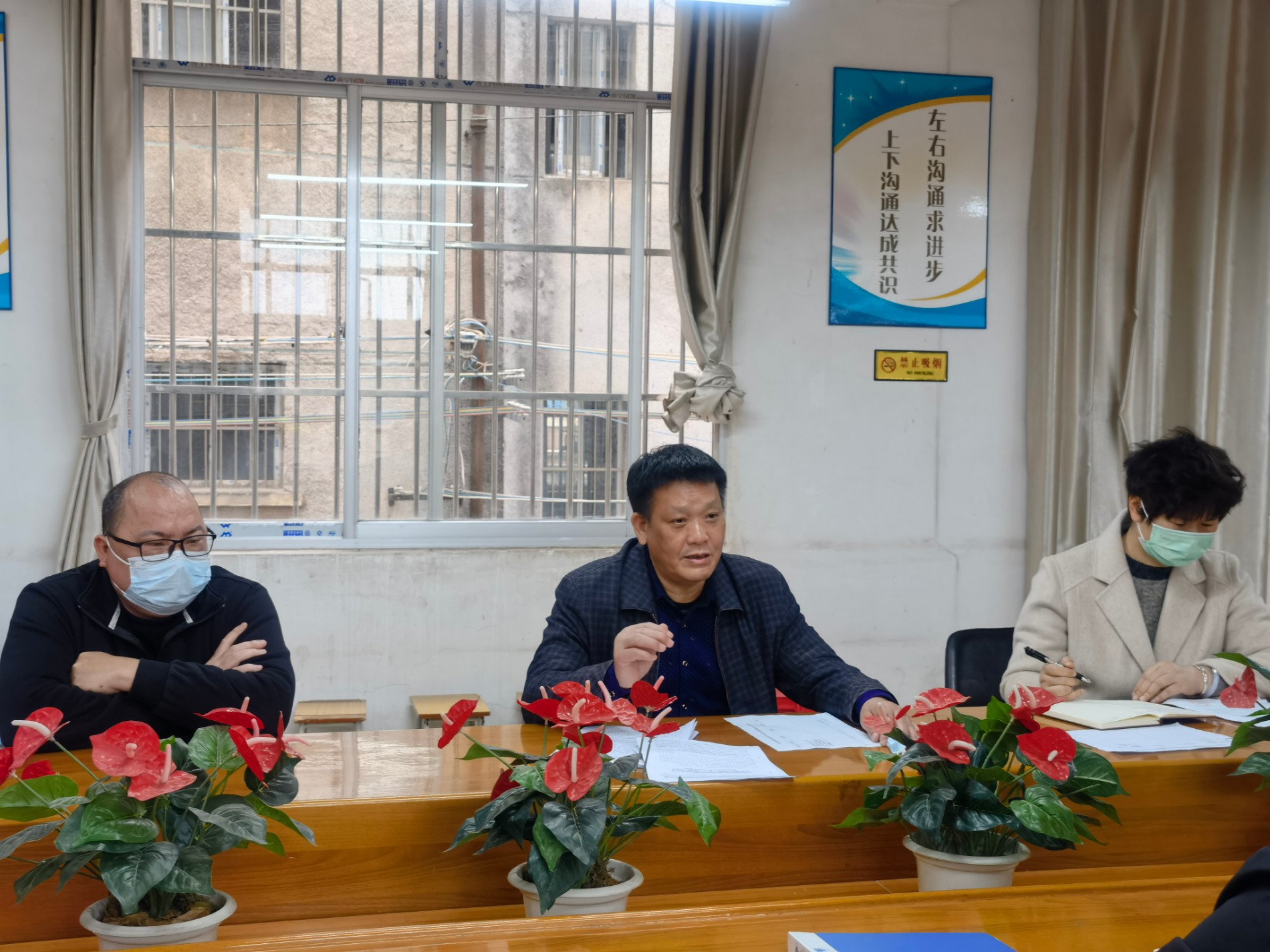 西乡塘区人大常委会副主任蓝日军对校区疫情防控工作提出要求.jpg 西乡塘区人大常委会副主任蓝日军对校区疫情防控工作提出要求.jpg