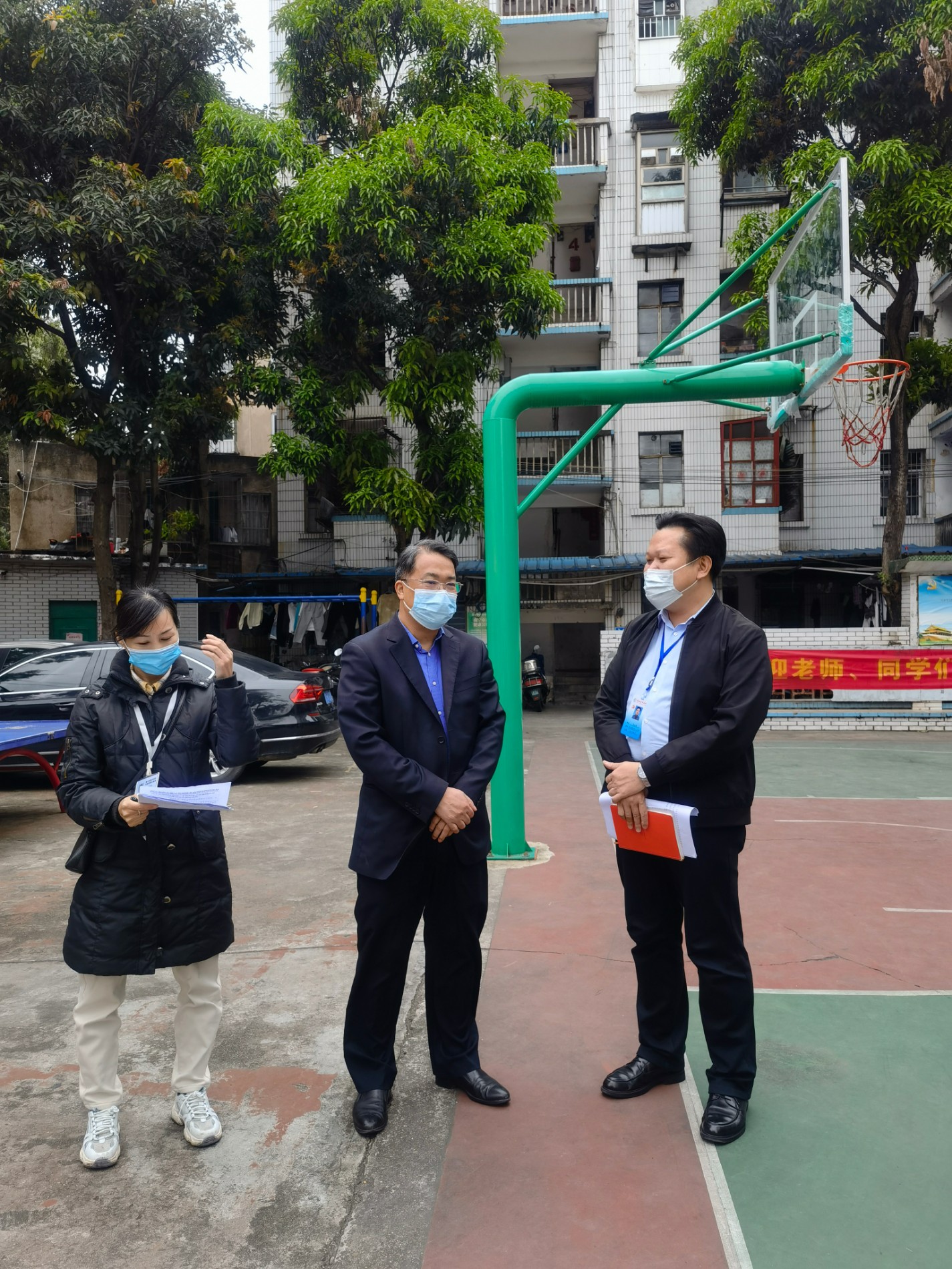 西乡塘区政协党组成员韦居宁到二轻校区检查疫情防控工作.jpg 西乡塘区政协党组成员韦居宁到二轻校区检查疫情防控工作.jpg