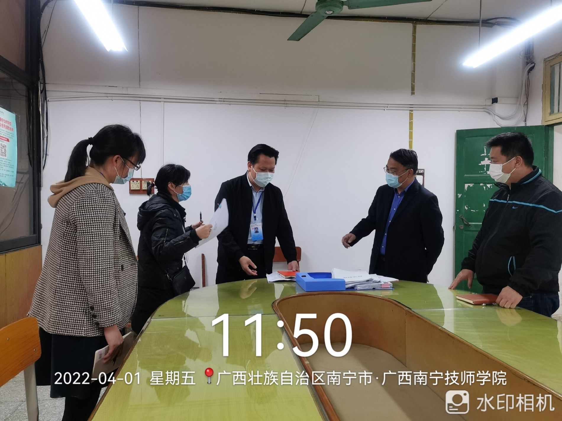 专项检查组在二轻校区检查疫情防控台账.jpg 专项检查组在二轻校区检查疫情防控台账.jpg