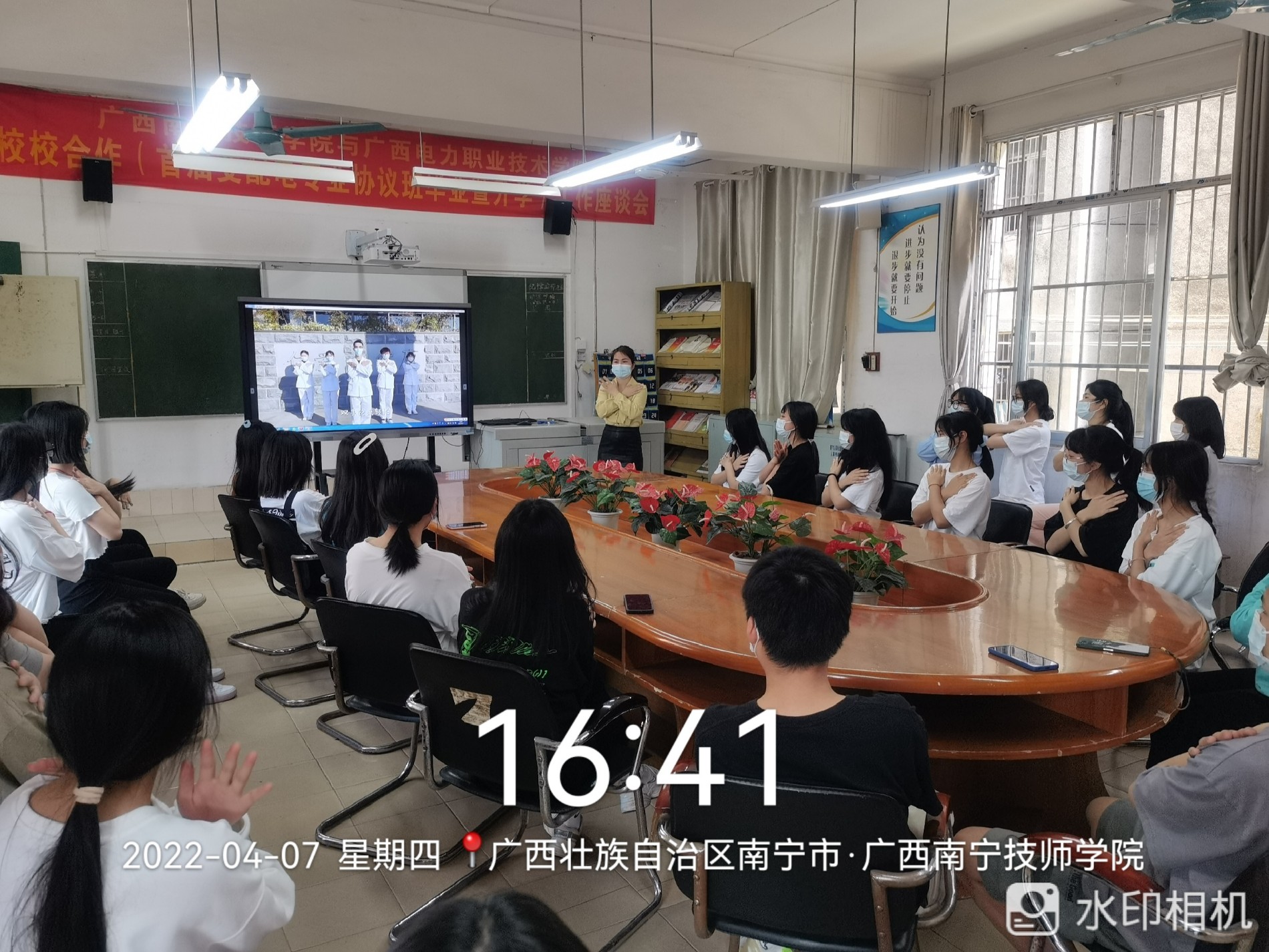 心理健康课上同学们和老师一起做缓解情绪蝴蝶拍.jpg 心理健康课上同学们和老师一起做缓解情绪蝴蝶拍.jpg