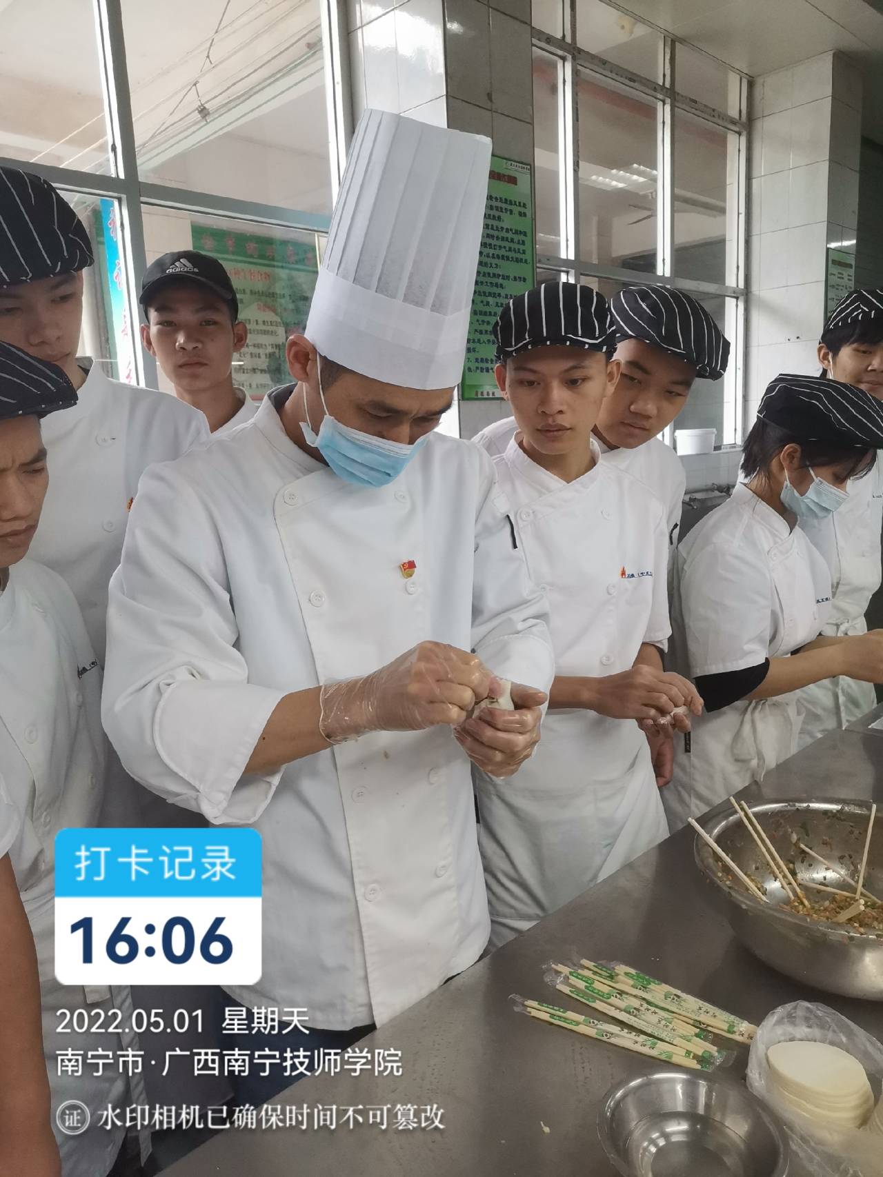 党员黎宏才在教学生包饺子.jpg 党员黎宏才在教学生包饺子.jpg