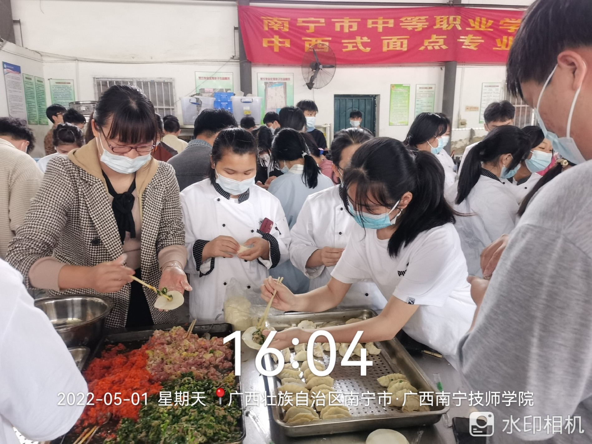 学生工作组黄莹副科长带领学生一起包饺子.jpg 学生工作组黄莹副科长带领学生一起包饺子.jpg