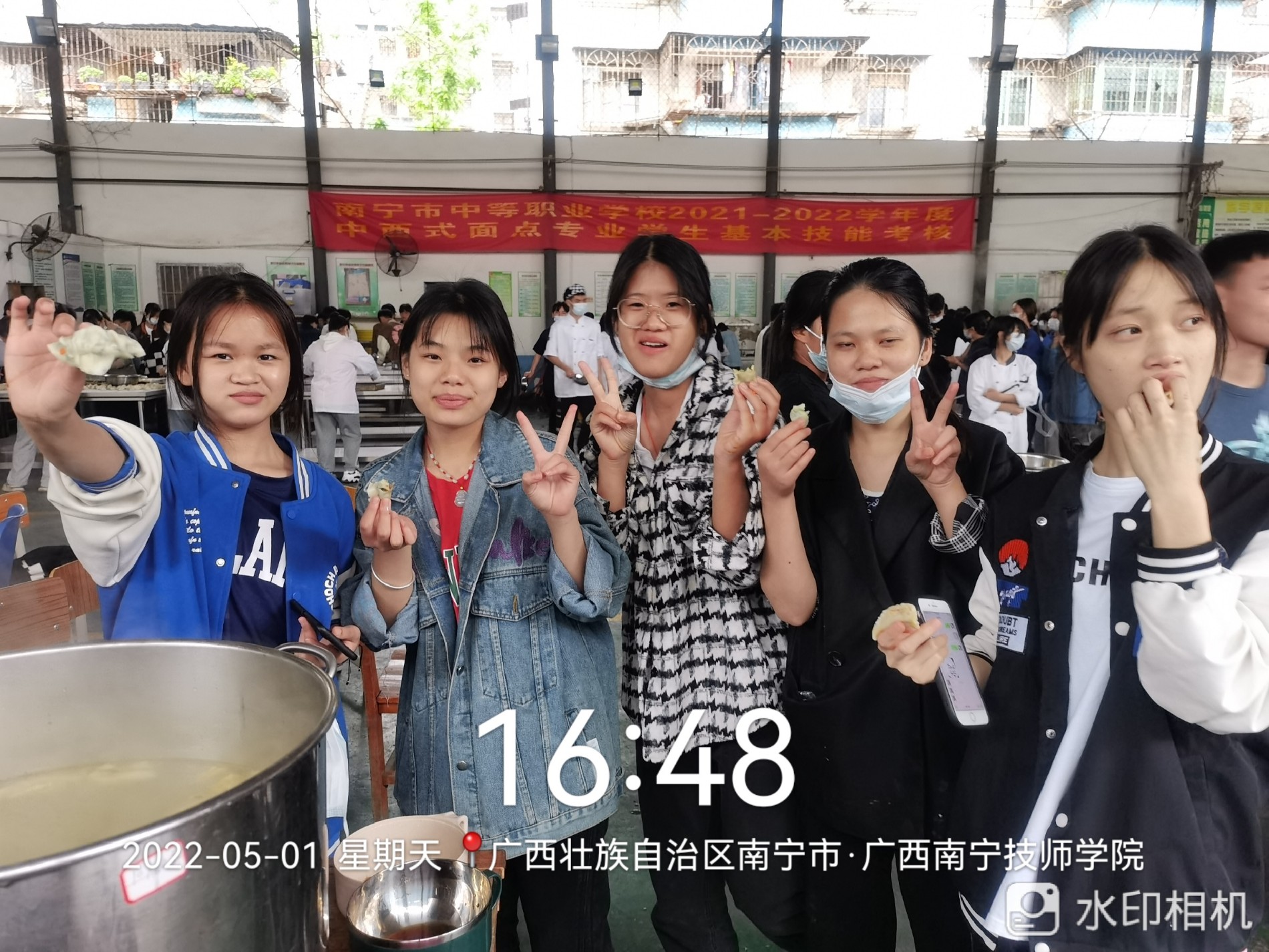 学生在开心地吃饺子.jpg 学生在开心地吃饺子.jpg