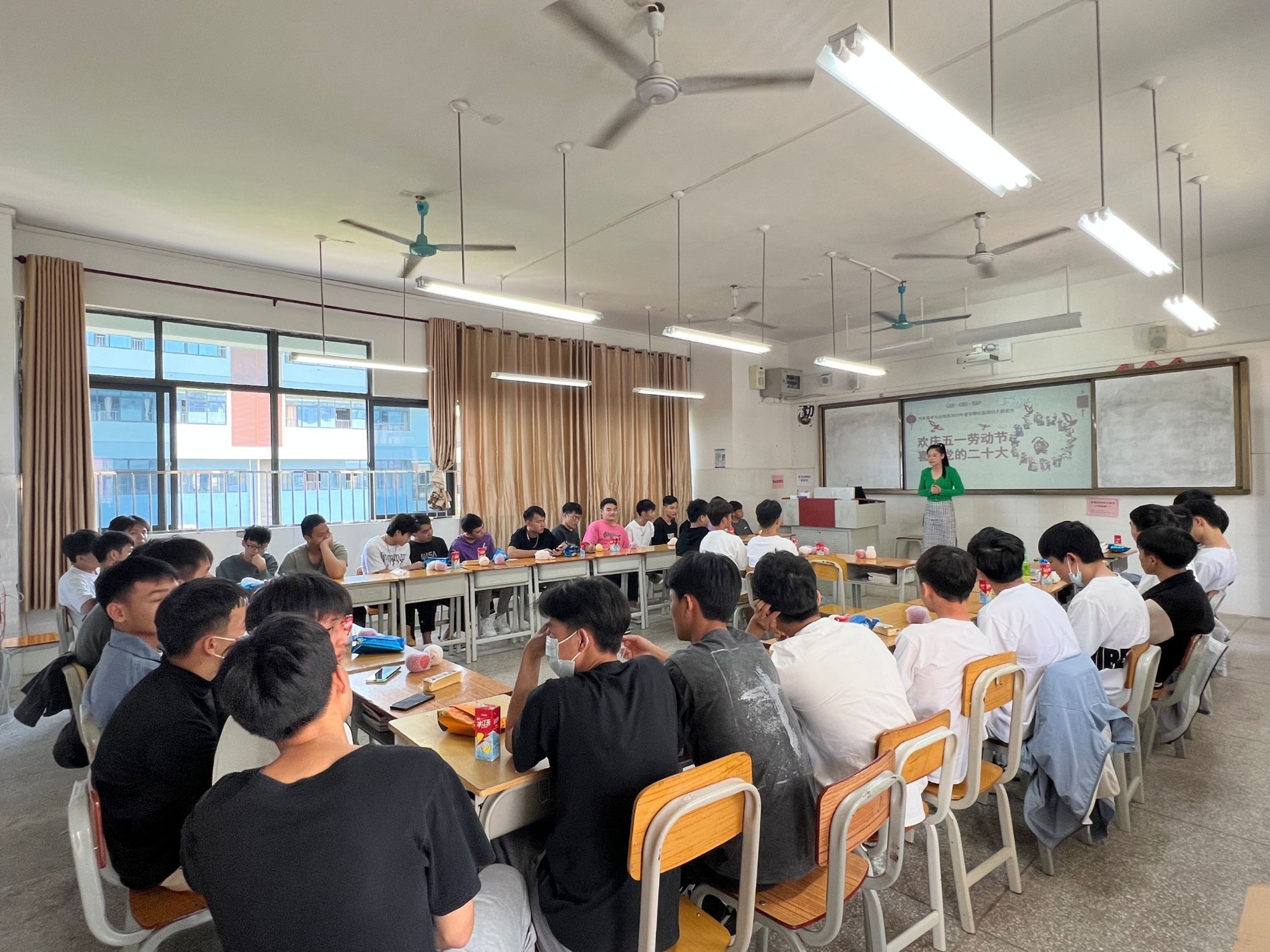 主题班会活动现场.jpg 主题班会活动现场.jpg
